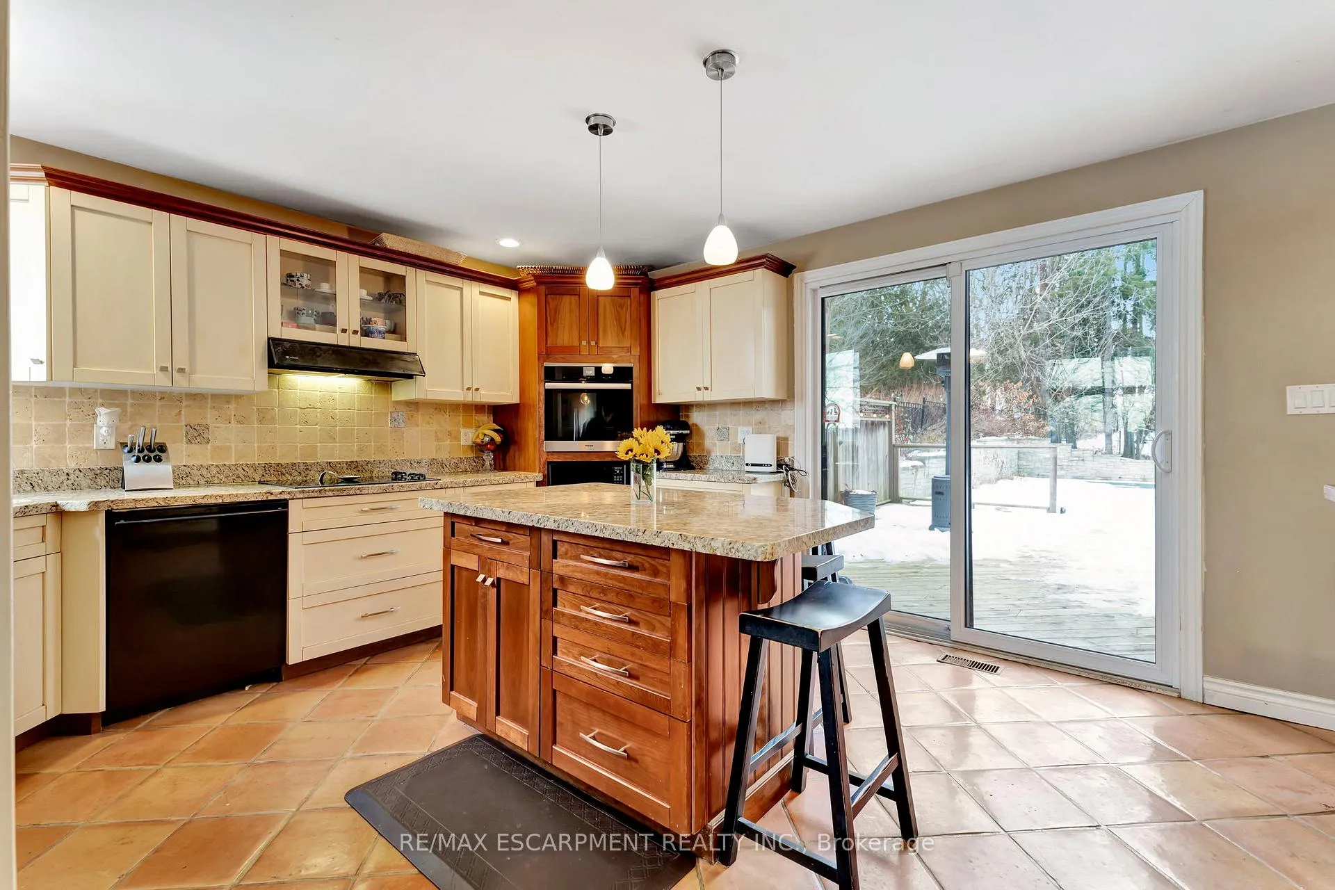 Photo 11 of 101 Hillcrest Avenue, Hamilton, Greensville — HOMEH