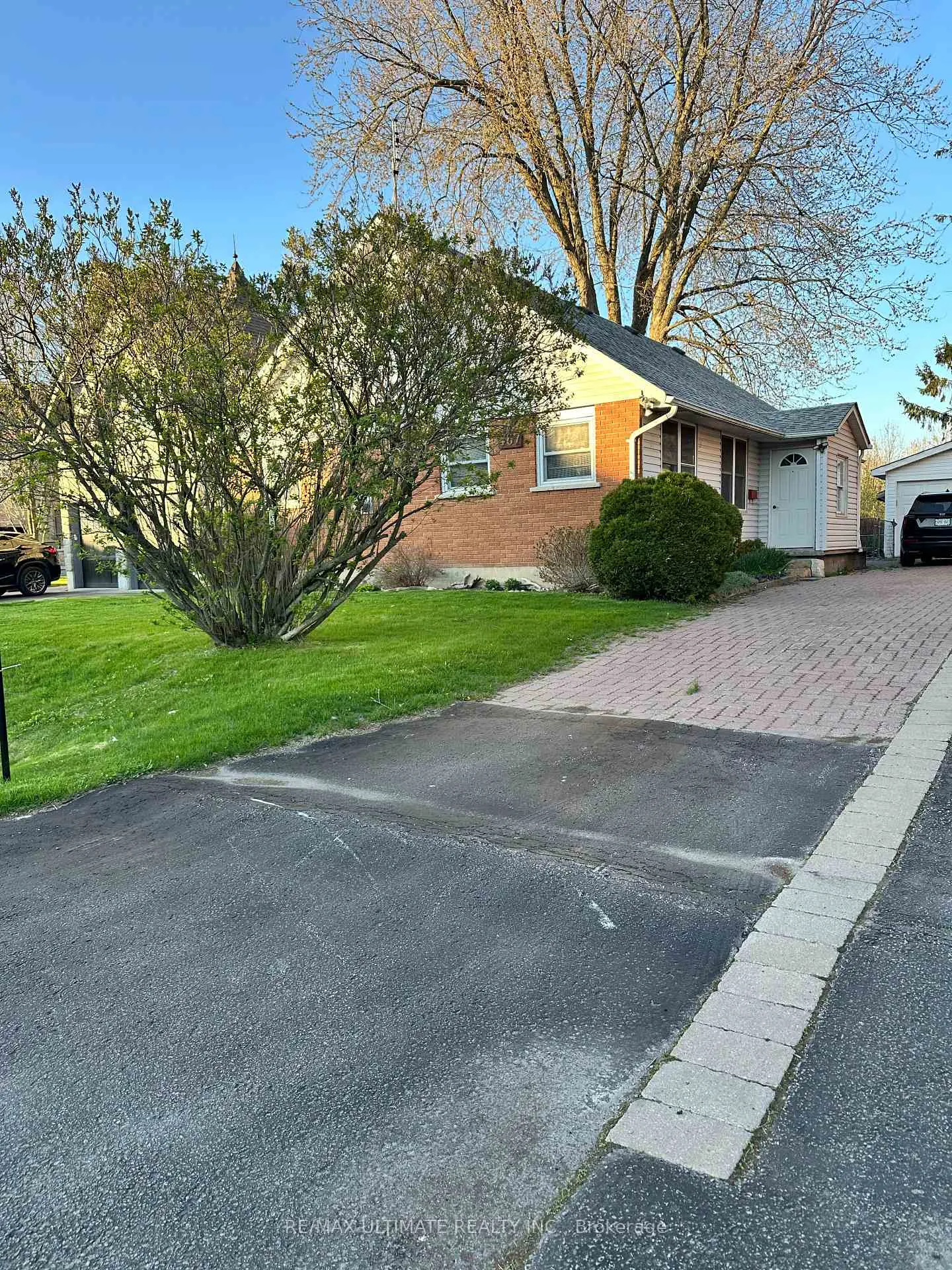 Front of 467 Poplar Avenue