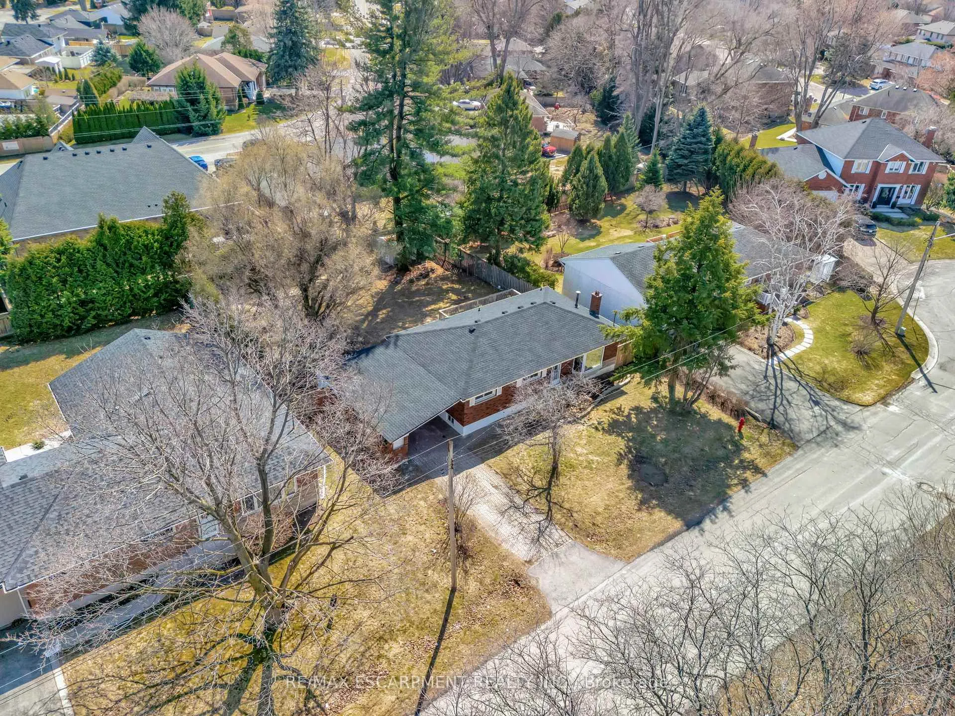 Photo 5 of 216 Sioux Road, Hamilton, Ancaster — HOMEH