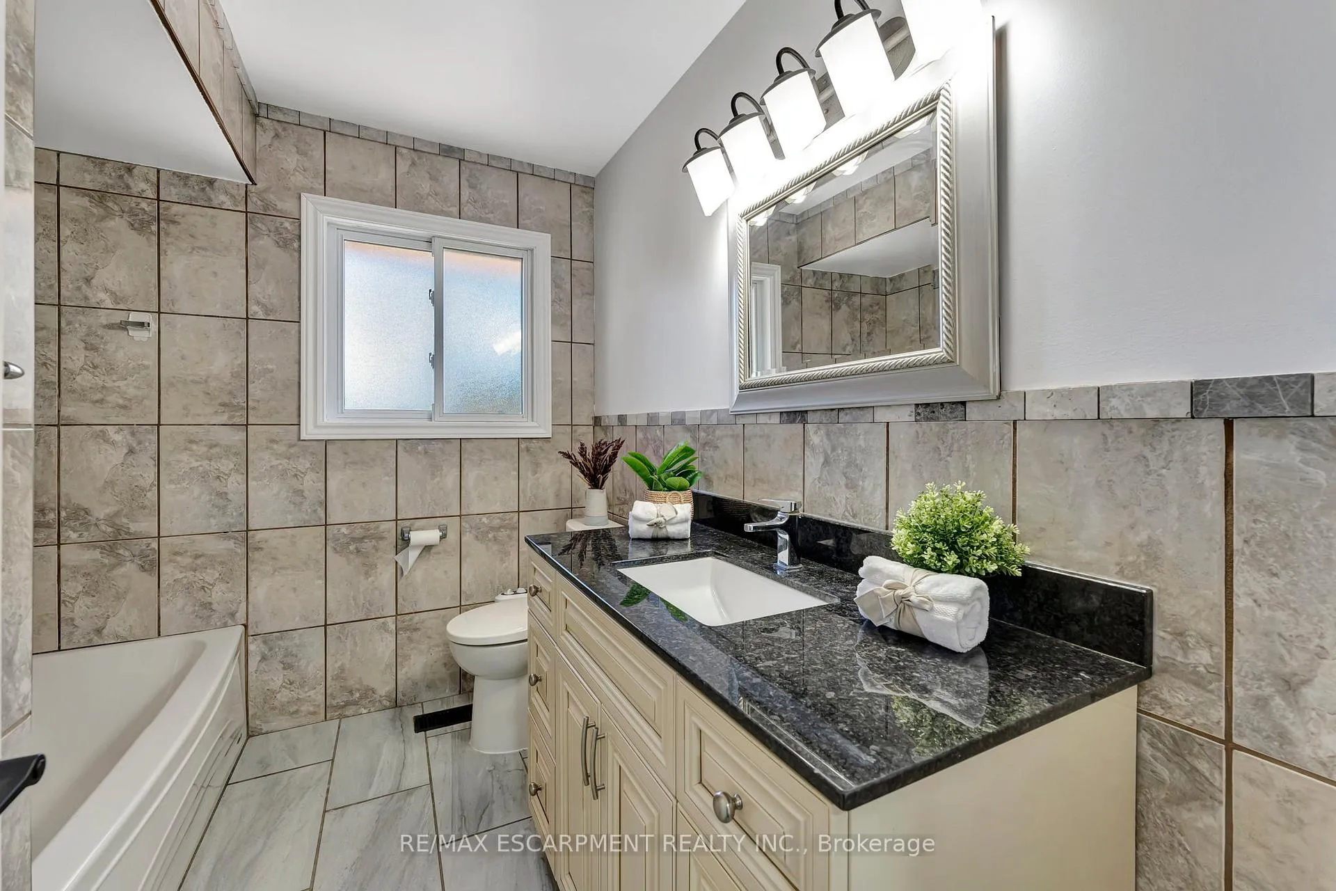 Photo 20 of 216 Sioux Road, Hamilton, Ancaster — HOMEH