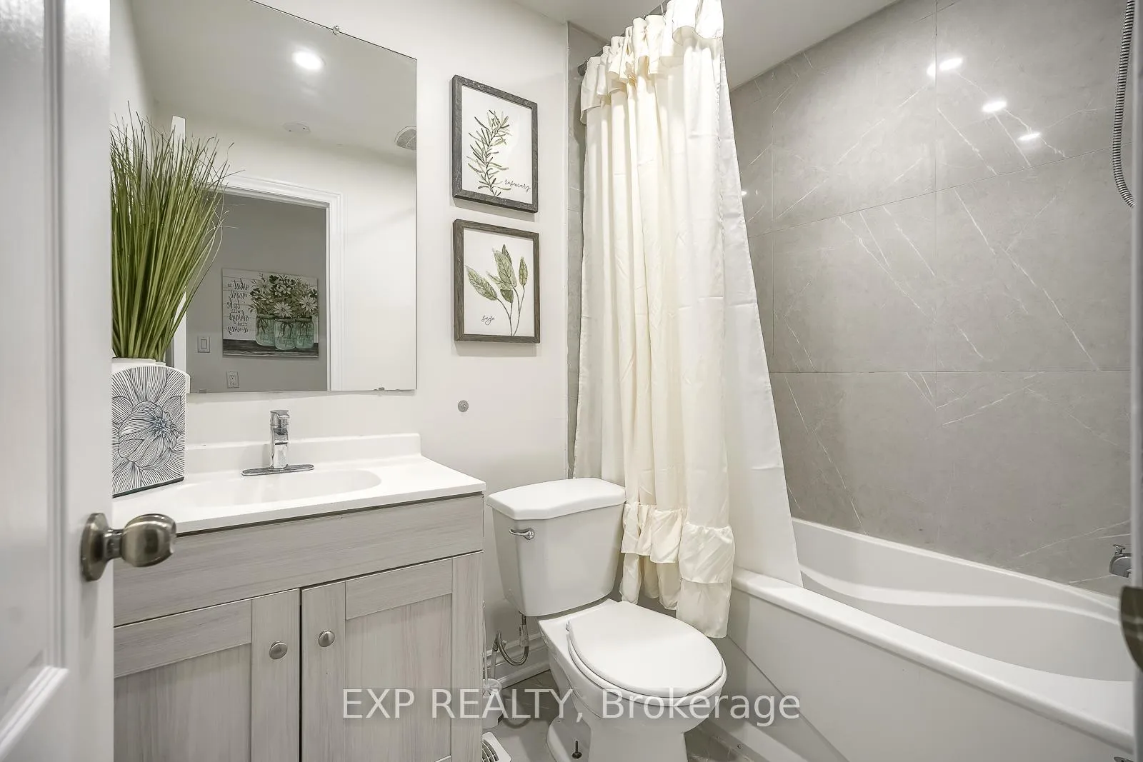 Photo 17 of 230 McAnulty Boulevard, Hamilton, Crown Point — HOMEH
