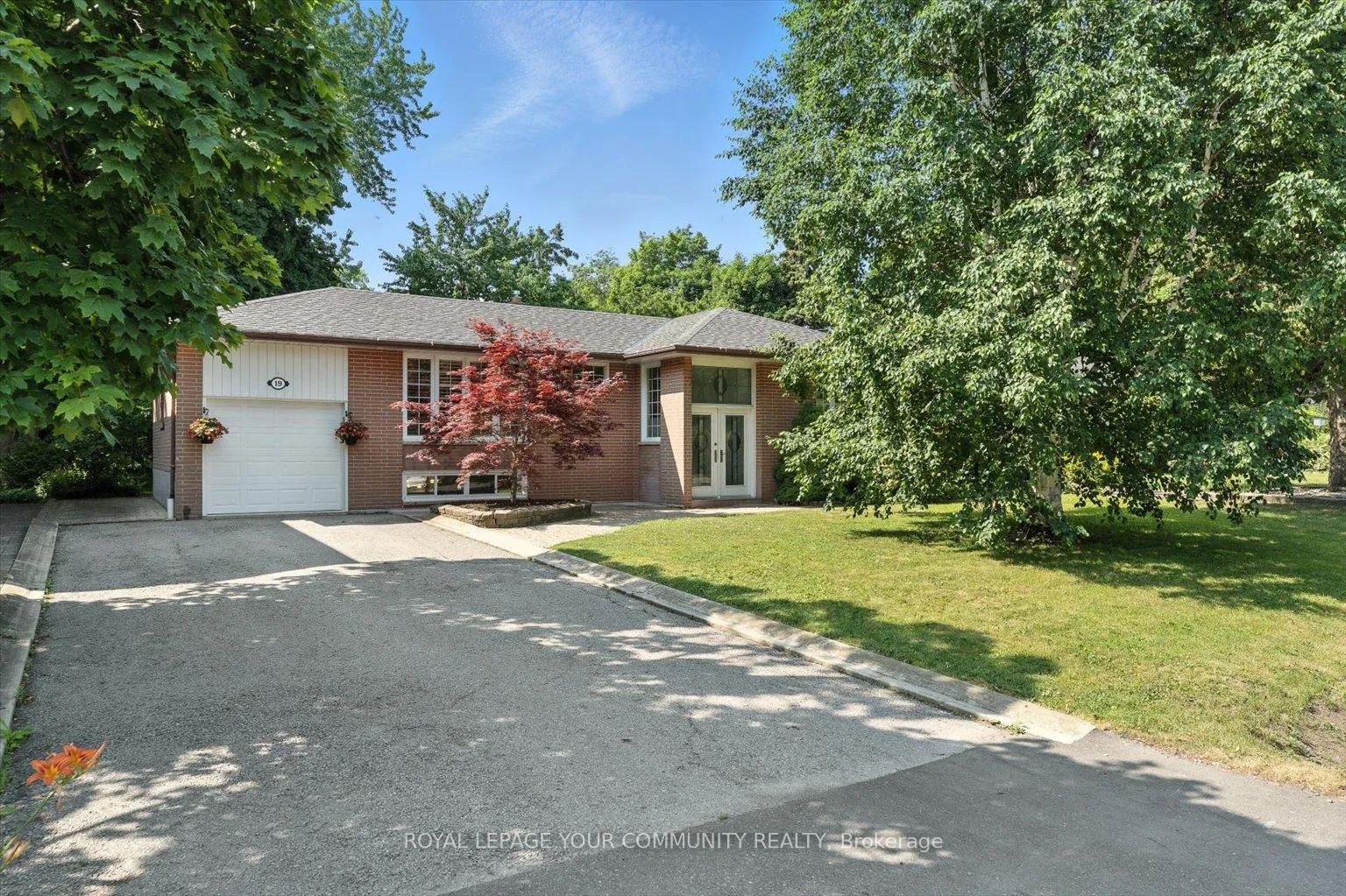 Photo 1 of 19 Weller Crescent, Vaughan, Maple — HOMEH