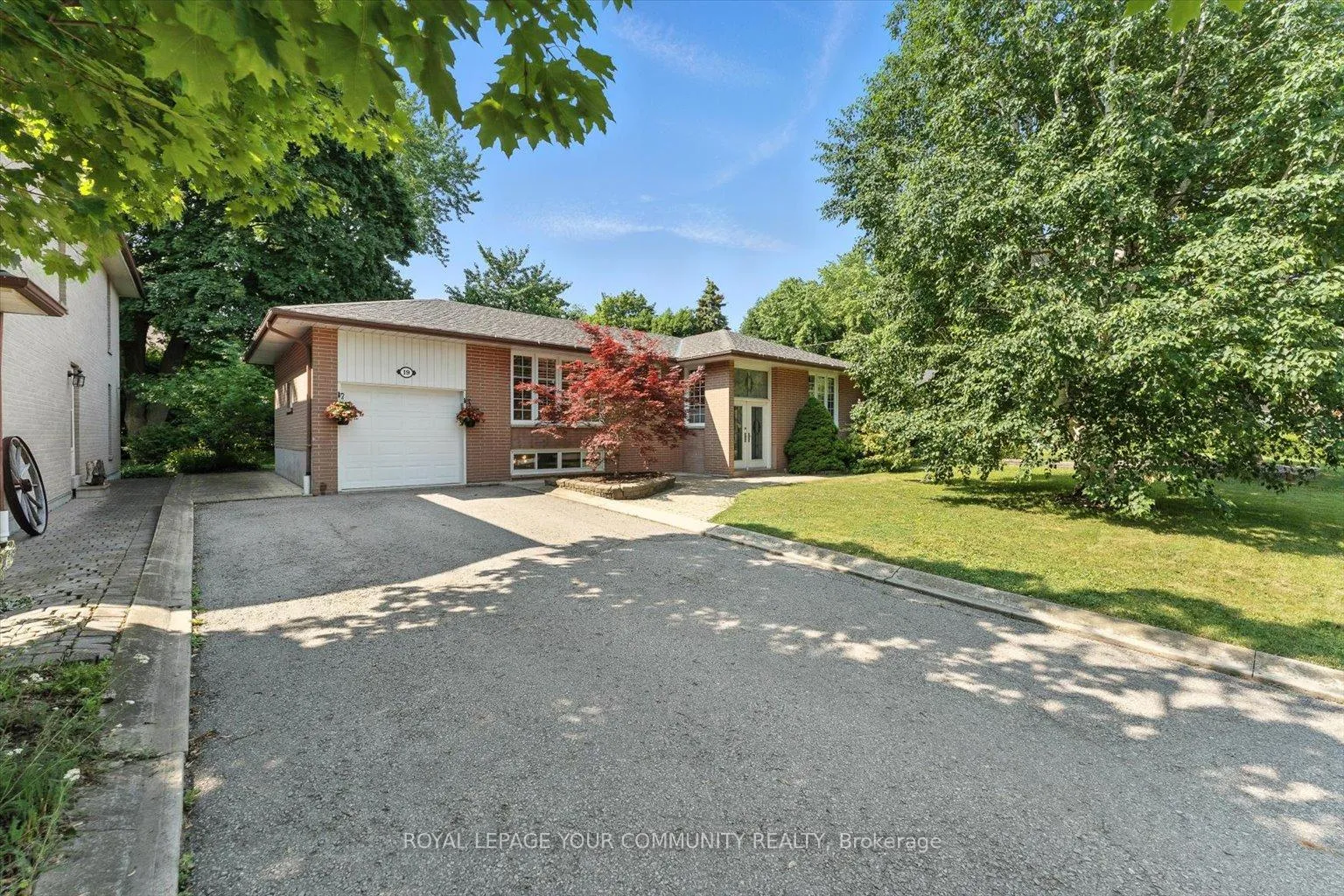 Photo 2 of 19 Weller Crescent, Vaughan, Maple — HOMEH