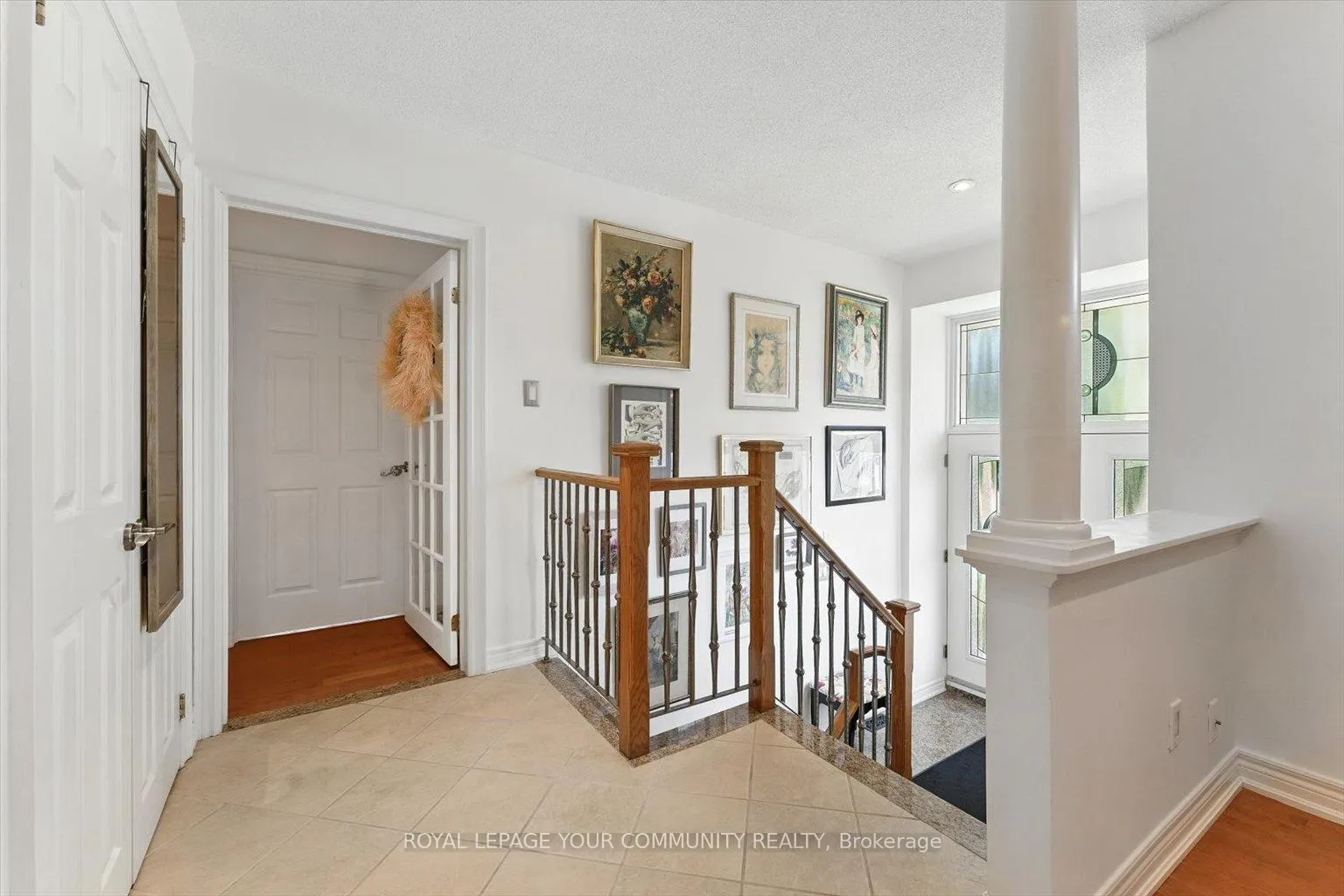 Photo 3 of 19 Weller Crescent, Vaughan, Maple — HOMEH