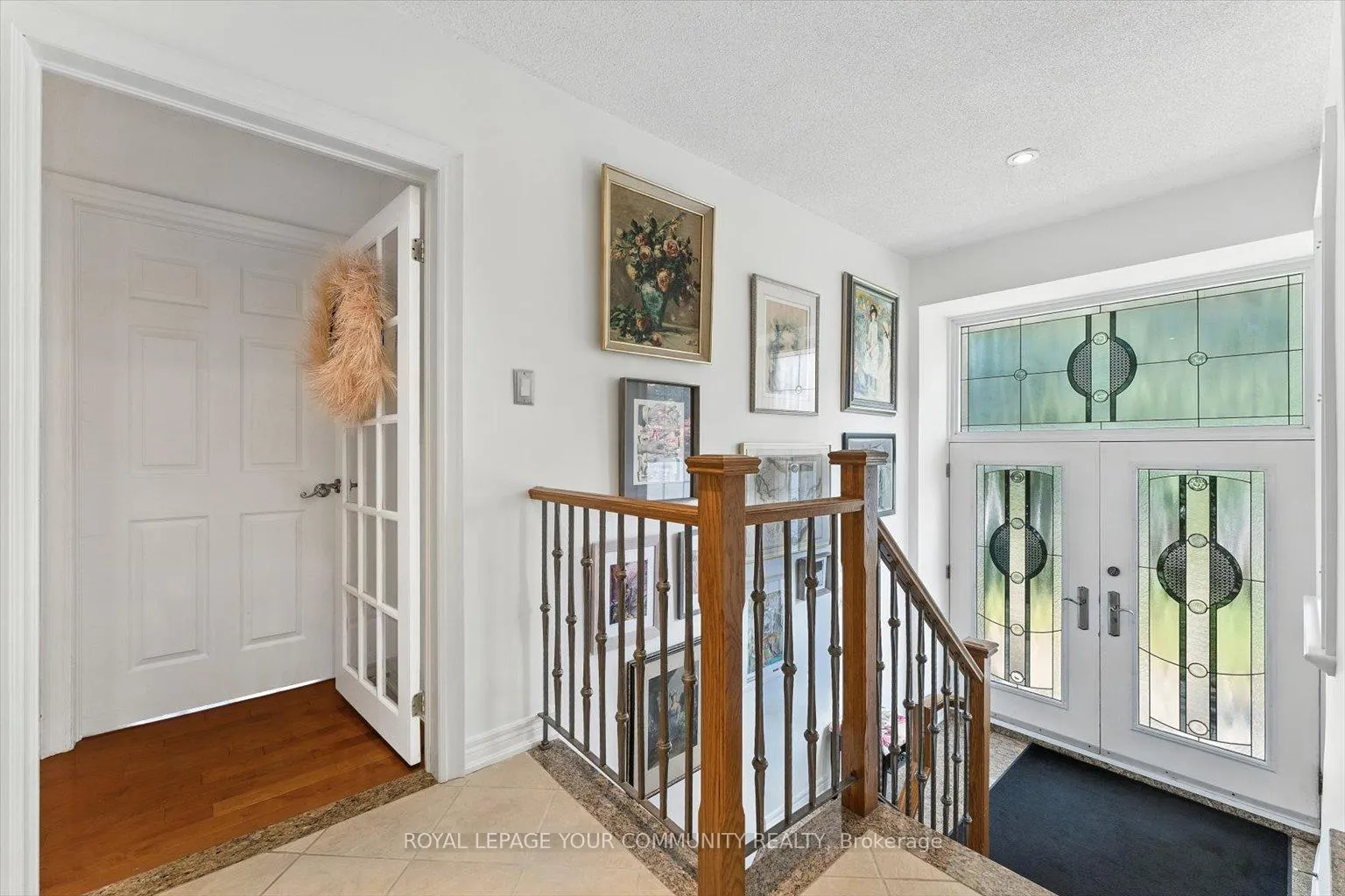 Photo 4 of 19 Weller Crescent, Vaughan, Maple — HOMEH
