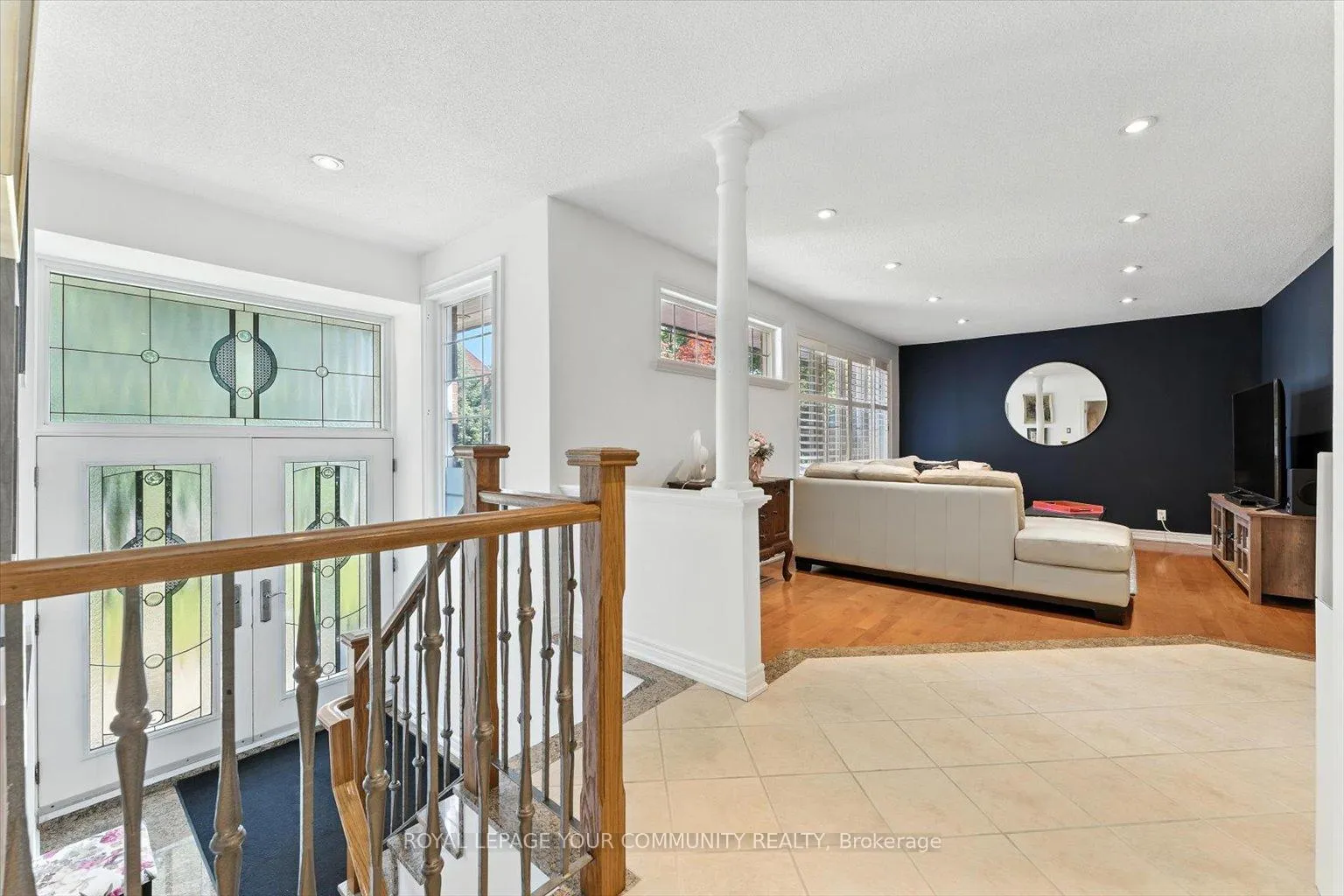 Photo 5 of 19 Weller Crescent, Vaughan, Maple — HOMEH