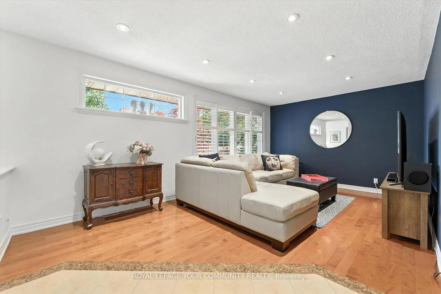Photo 7 of 19 Weller Crescent, Vaughan, Maple — HOMEH