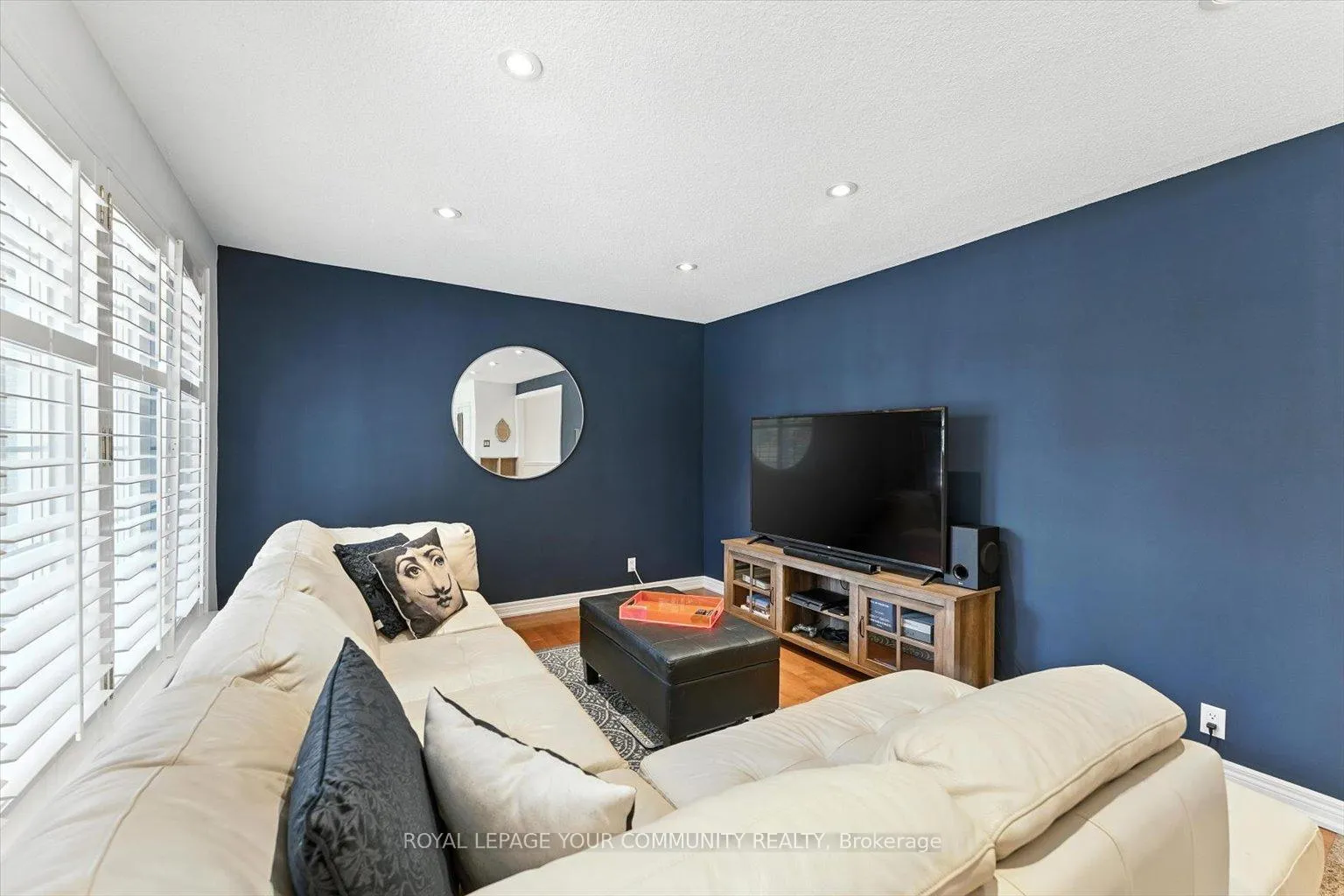 Photo 9 of 19 Weller Crescent, Vaughan, Maple — HOMEH