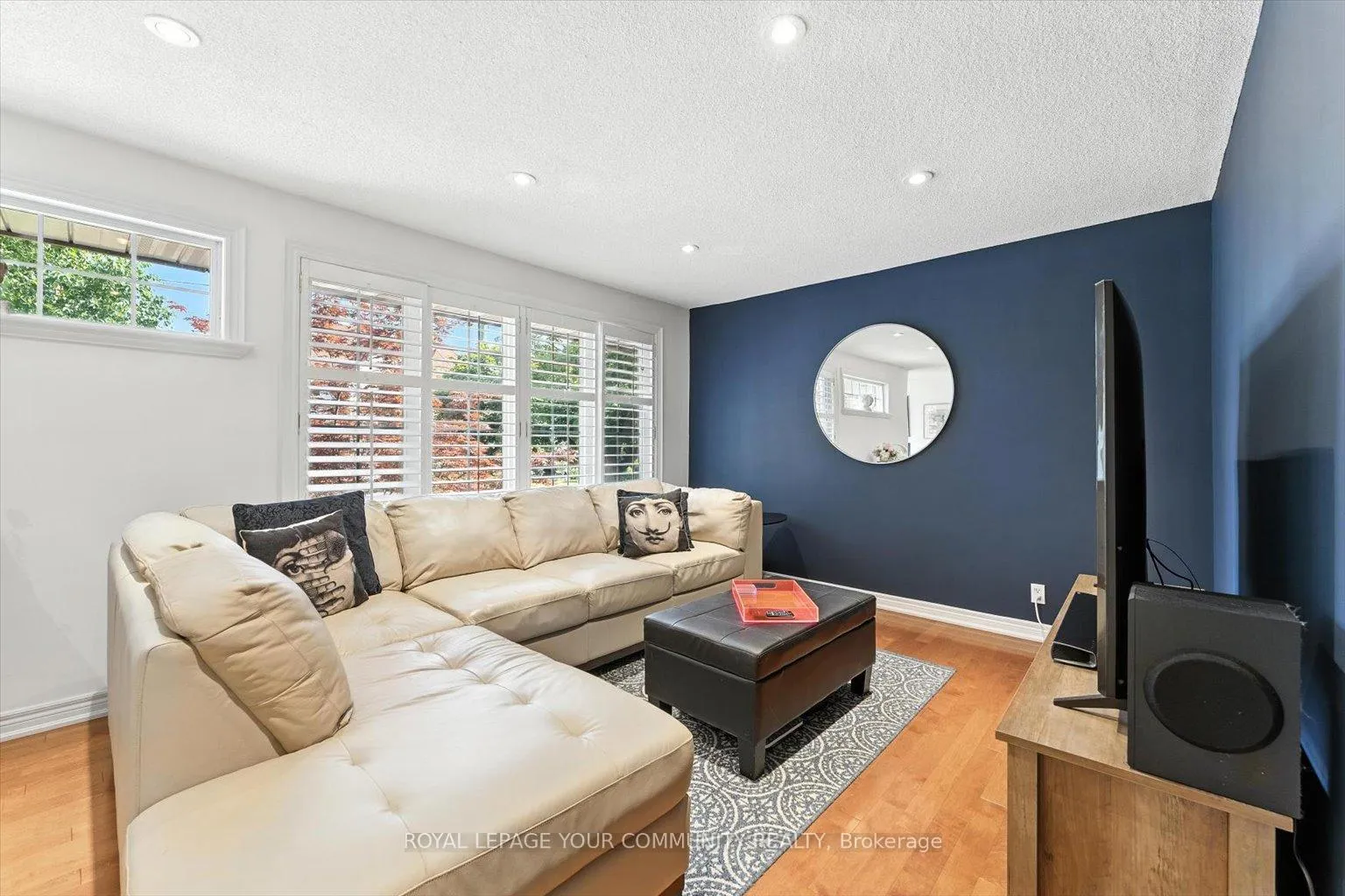 Photo 10 of 19 Weller Crescent, Vaughan, Maple — HOMEH