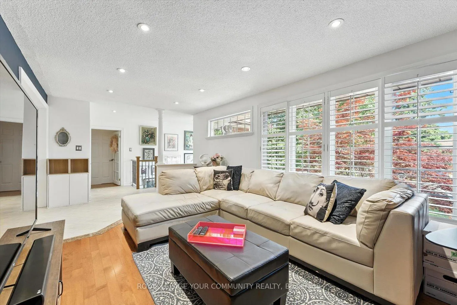 Photo 11 of 19 Weller Crescent, Vaughan, Maple — HOMEH