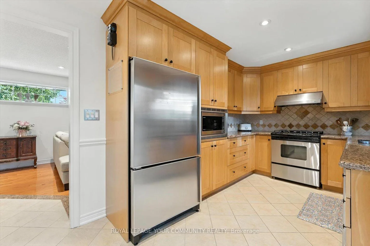 Photo 15 of 19 Weller Crescent, Vaughan, Maple — HOMEH