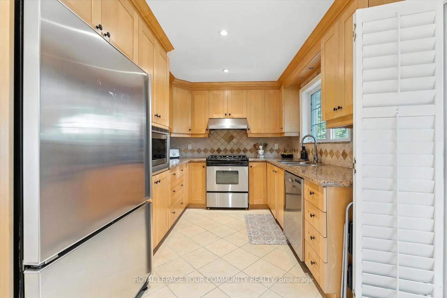 Photo 16 of 19 Weller Crescent, Vaughan, Maple — HOMEH