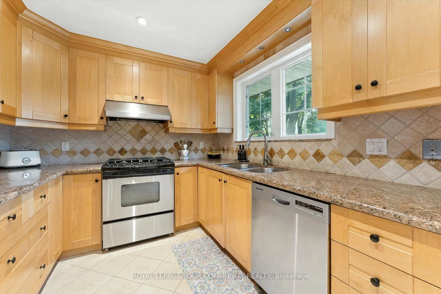 Photo 17 of 19 Weller Crescent, Vaughan, Maple — HOMEH