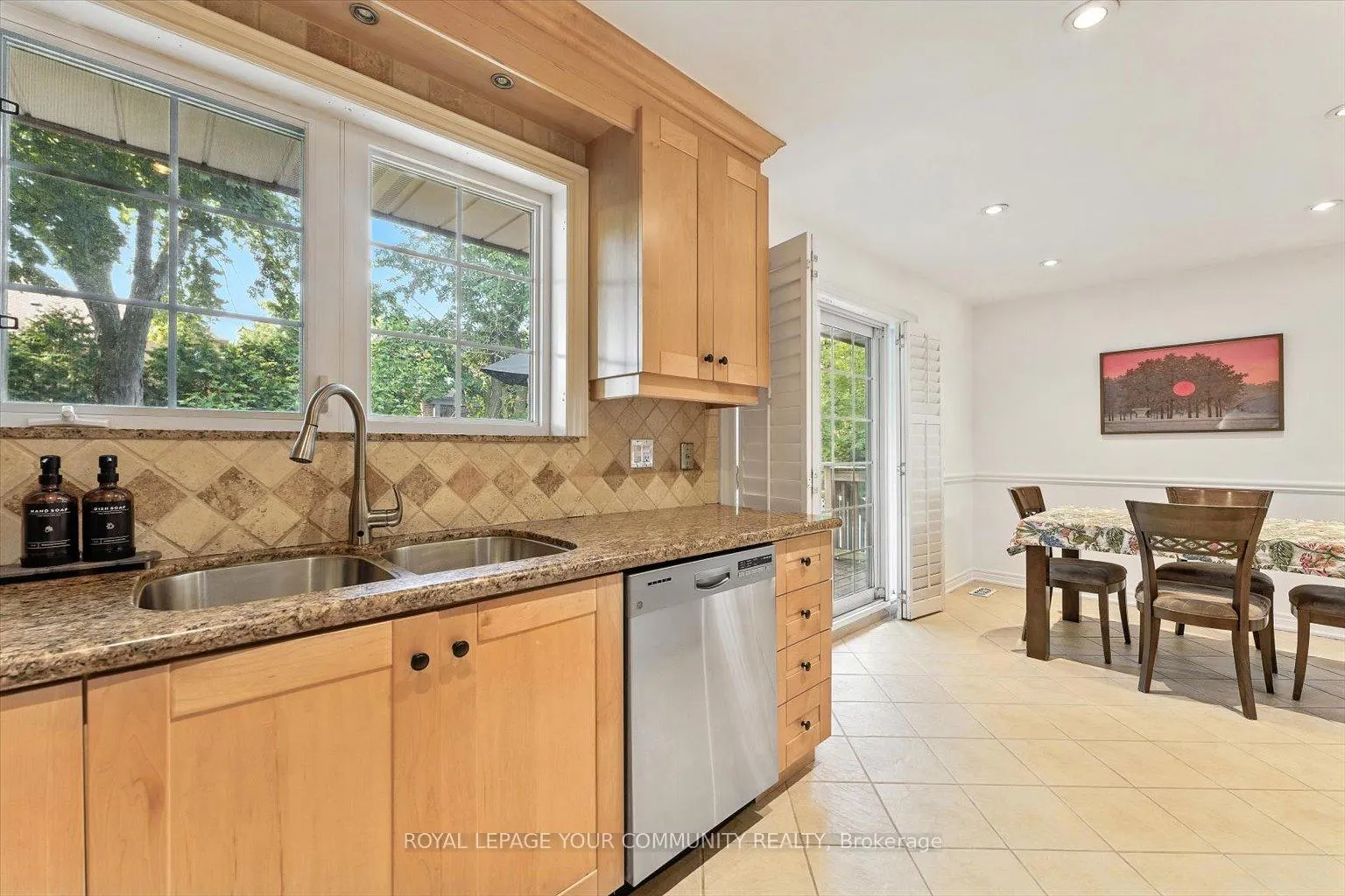 Photo 18 of 19 Weller Crescent, Vaughan, Maple — HOMEH