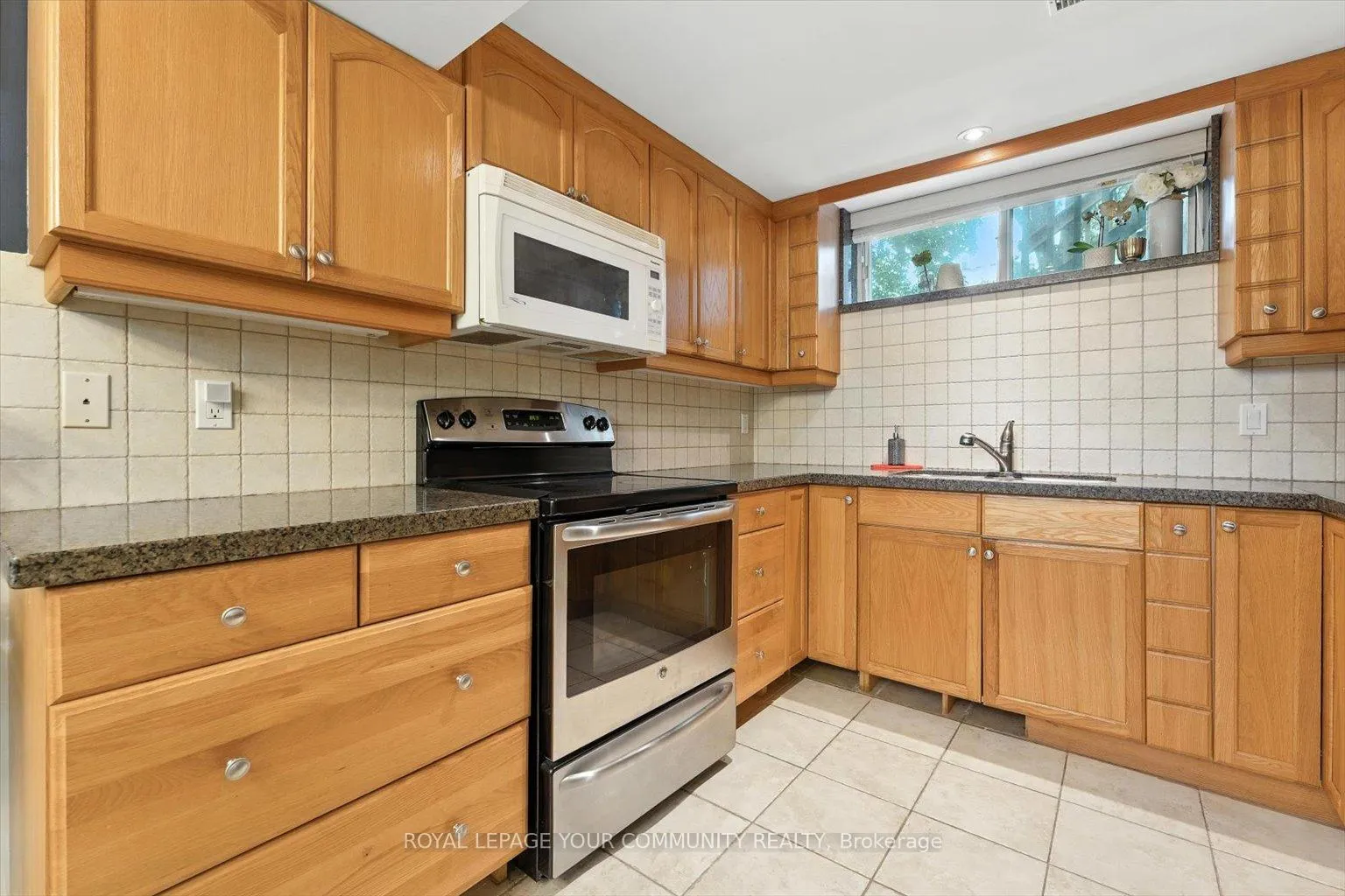 Photo 31 of 19 Weller Crescent, Vaughan, Maple — HOMEH