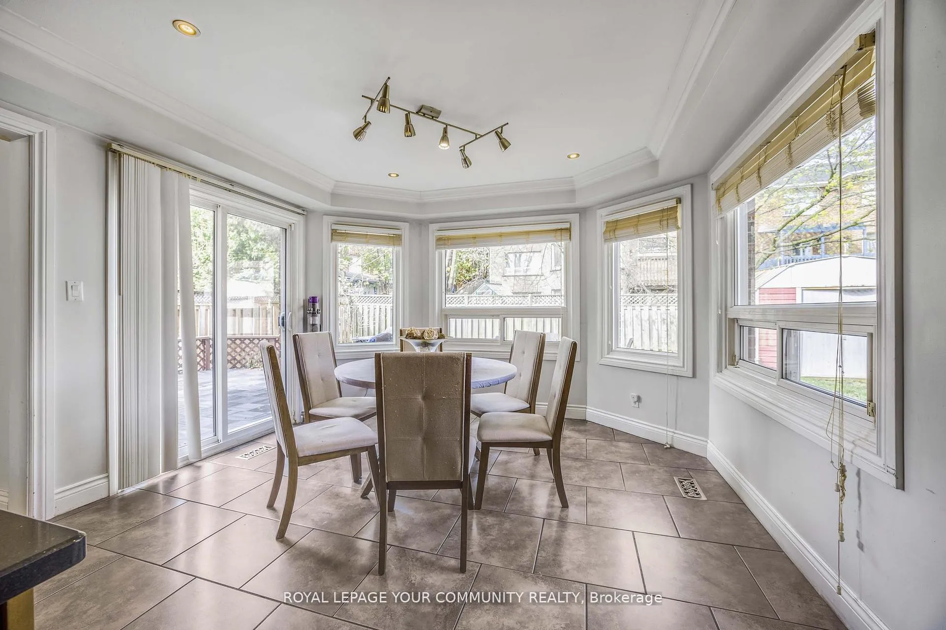 Photo 11 of 261 Hoover Drive W, Pickering, Rougemount — HOMEH