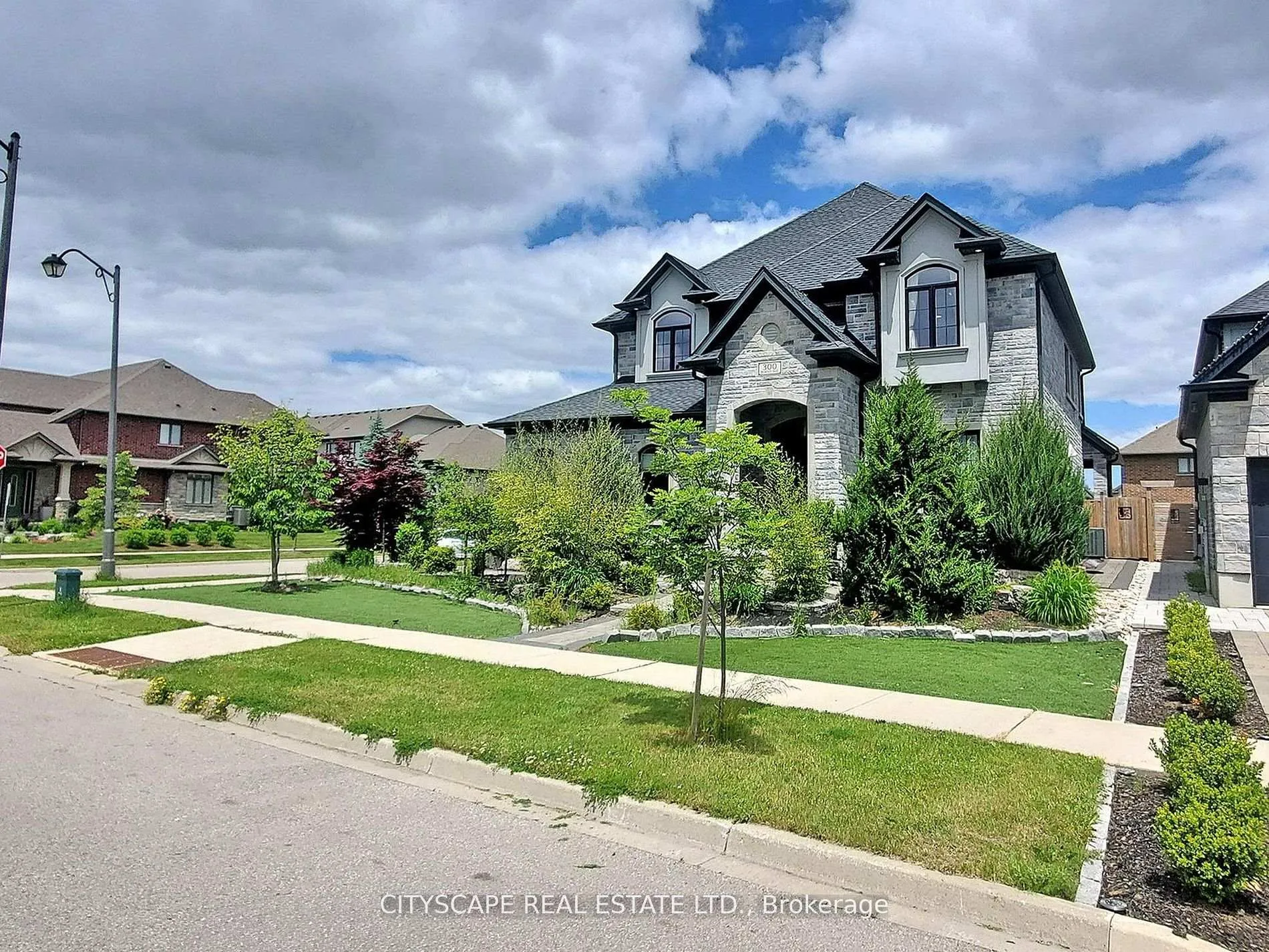 Photo 3 of 300 Deerfoot Trail, Waterloo — HOMEH
