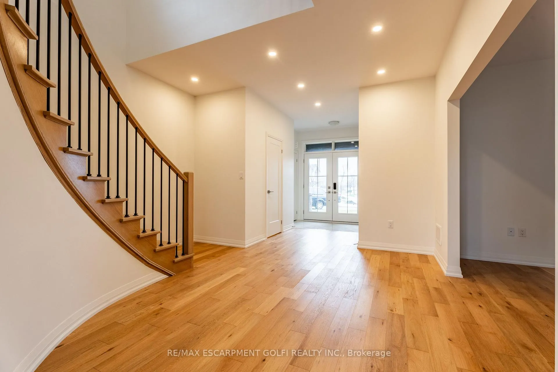 Photo 8 of 117 Whitefish Crescent, Hamilton, Stoney Creek — HOMEH