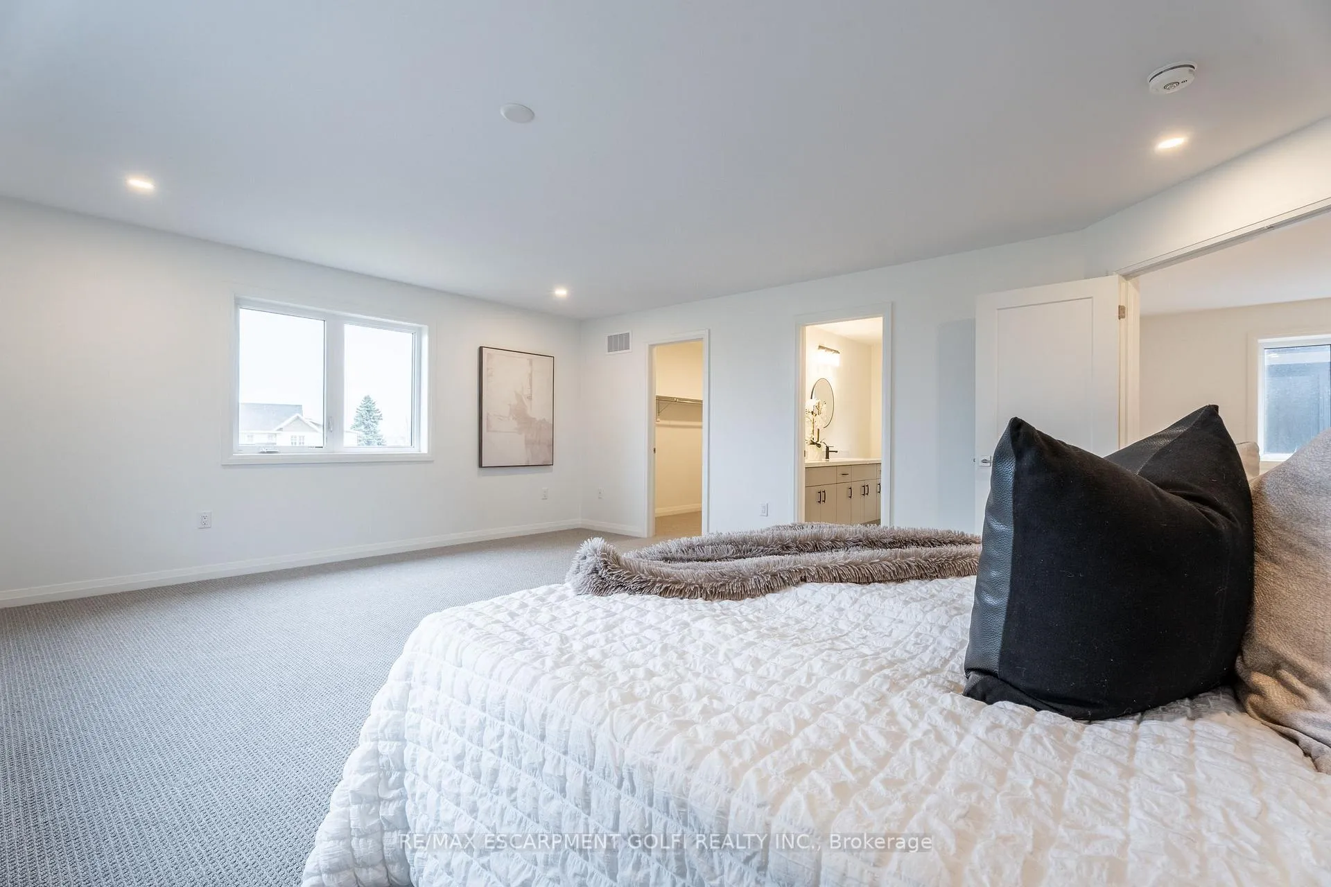Photo 19 of 117 Whitefish Crescent, Hamilton, Stoney Creek — HOMEH