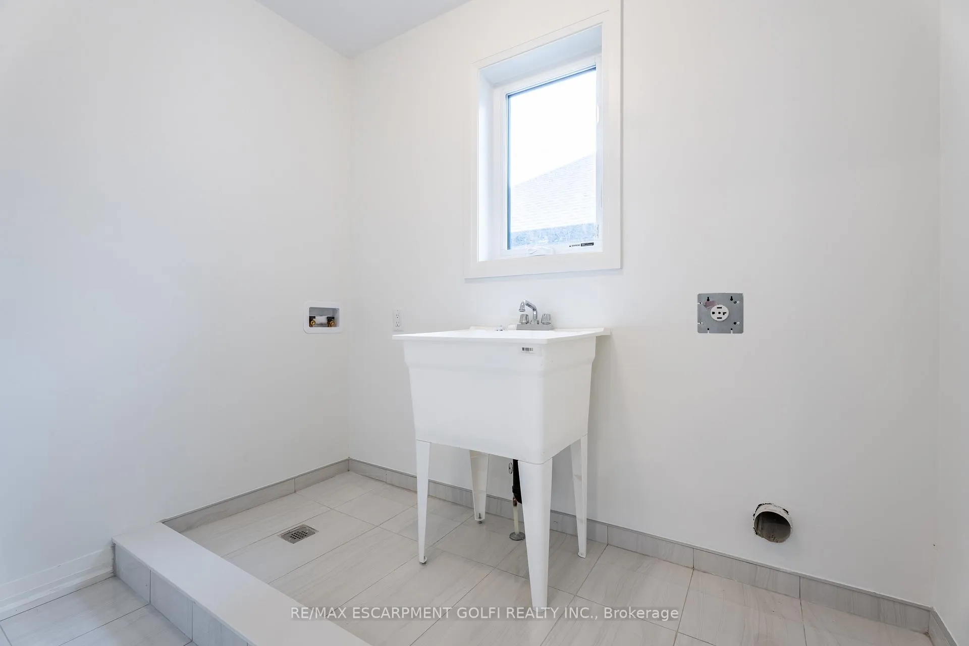Photo 32 of 117 Whitefish Crescent, Hamilton, Stoney Creek — HOMEH