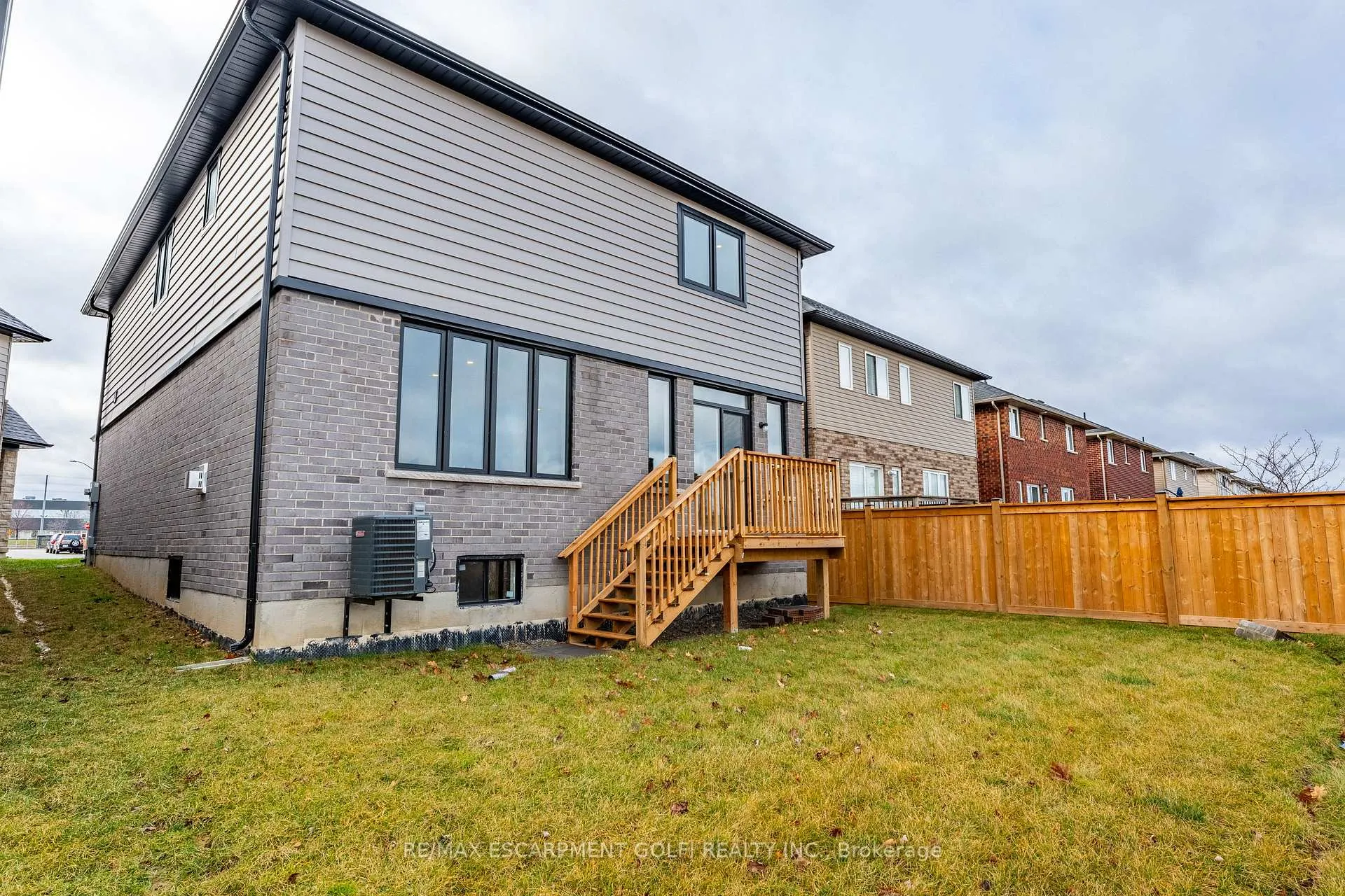 Photo 37 of 117 Whitefish Crescent, Hamilton, Stoney Creek — HOMEH