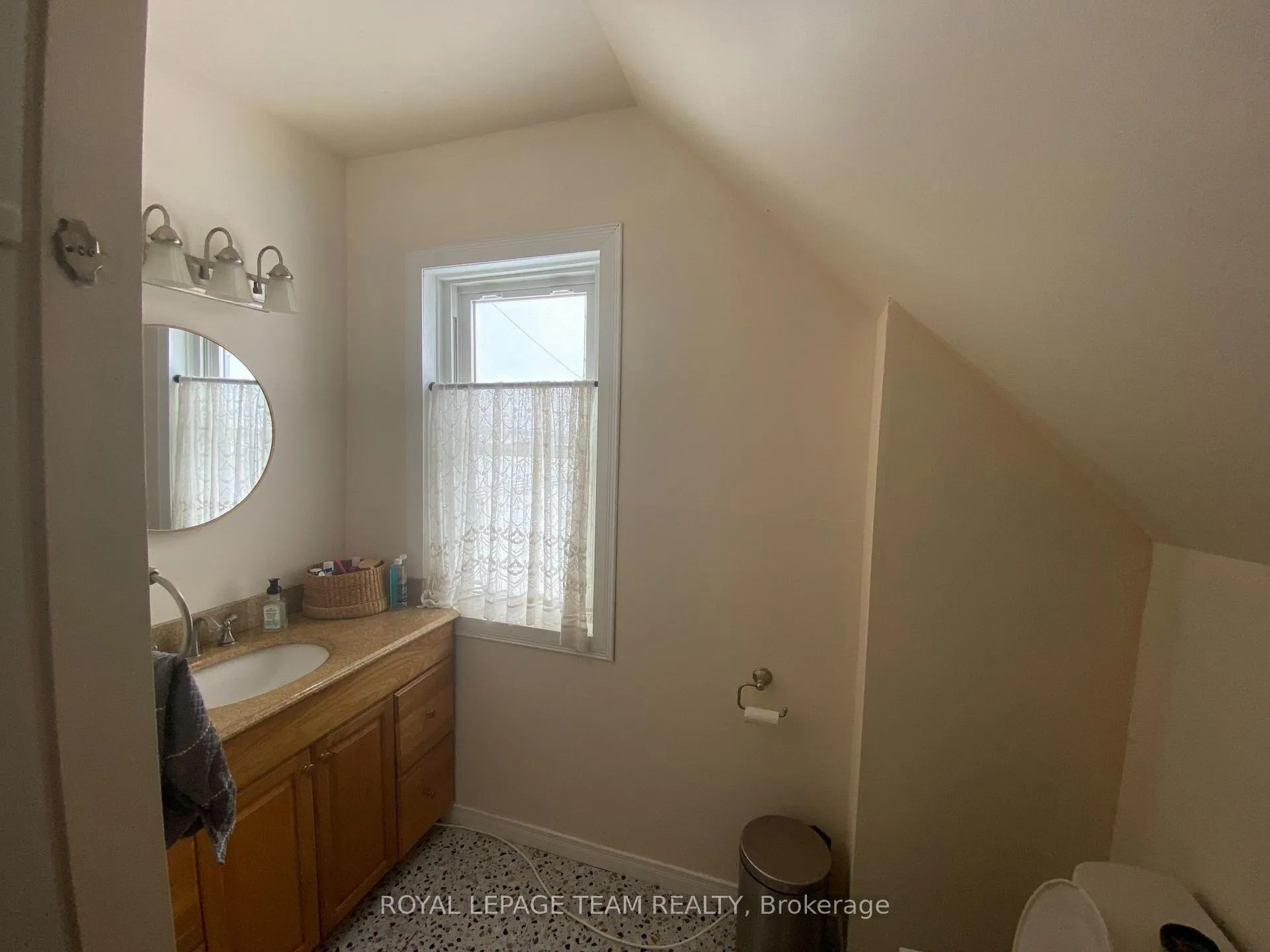 Photo 12 of 210 Baskin Drive E, Arnprior — HOMEH