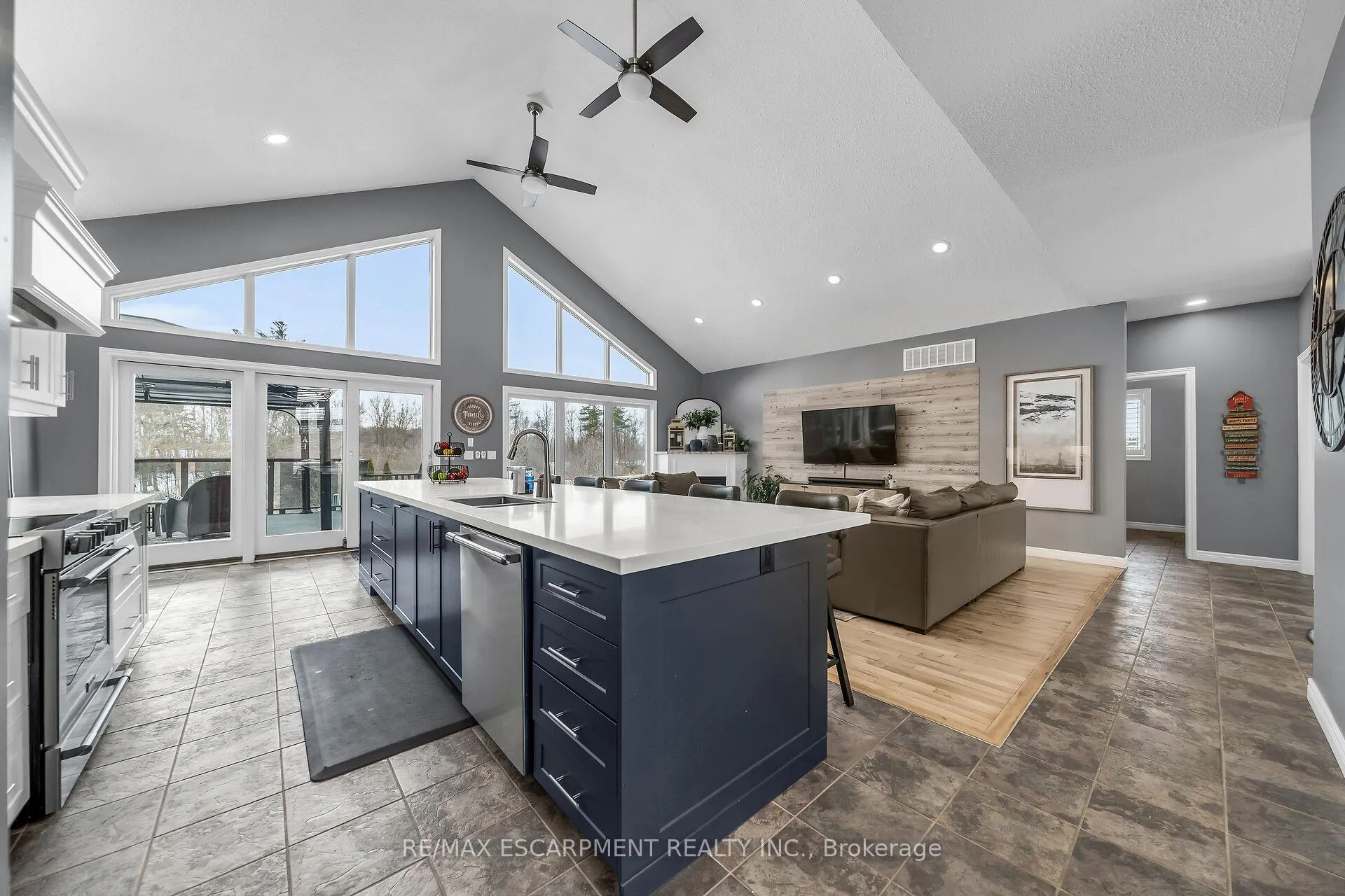 Photo 8 of 92 Celtic Drive, Haldimand — HOMEH