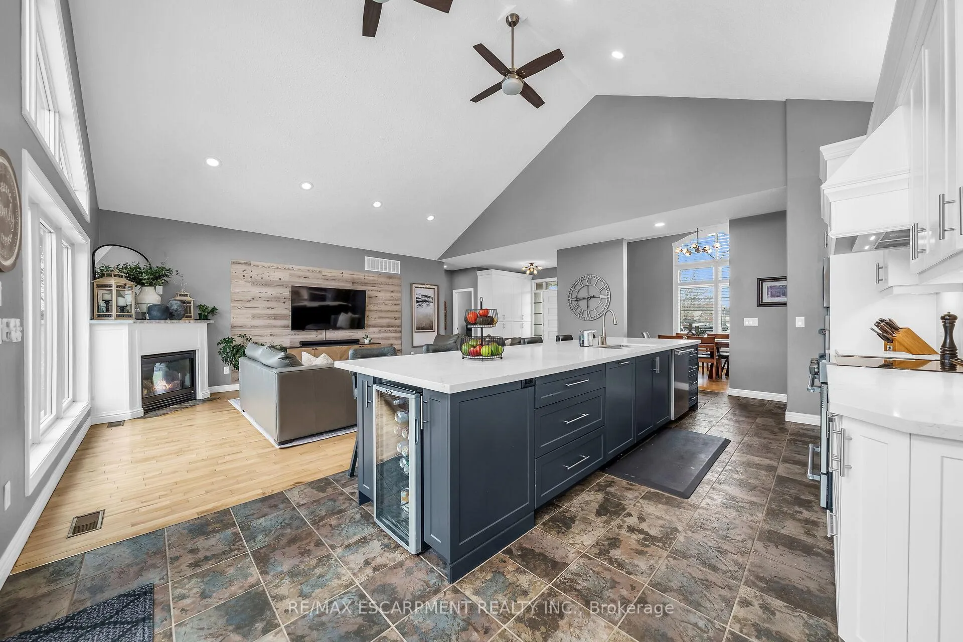 Photo 10 of 92 Celtic Drive, Haldimand — HOMEH
