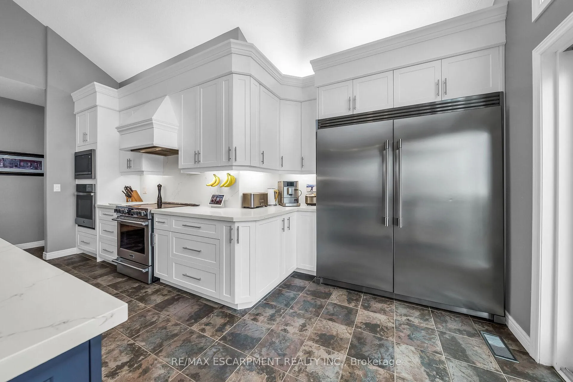 Photo 11 of 92 Celtic Drive, Haldimand — HOMEH