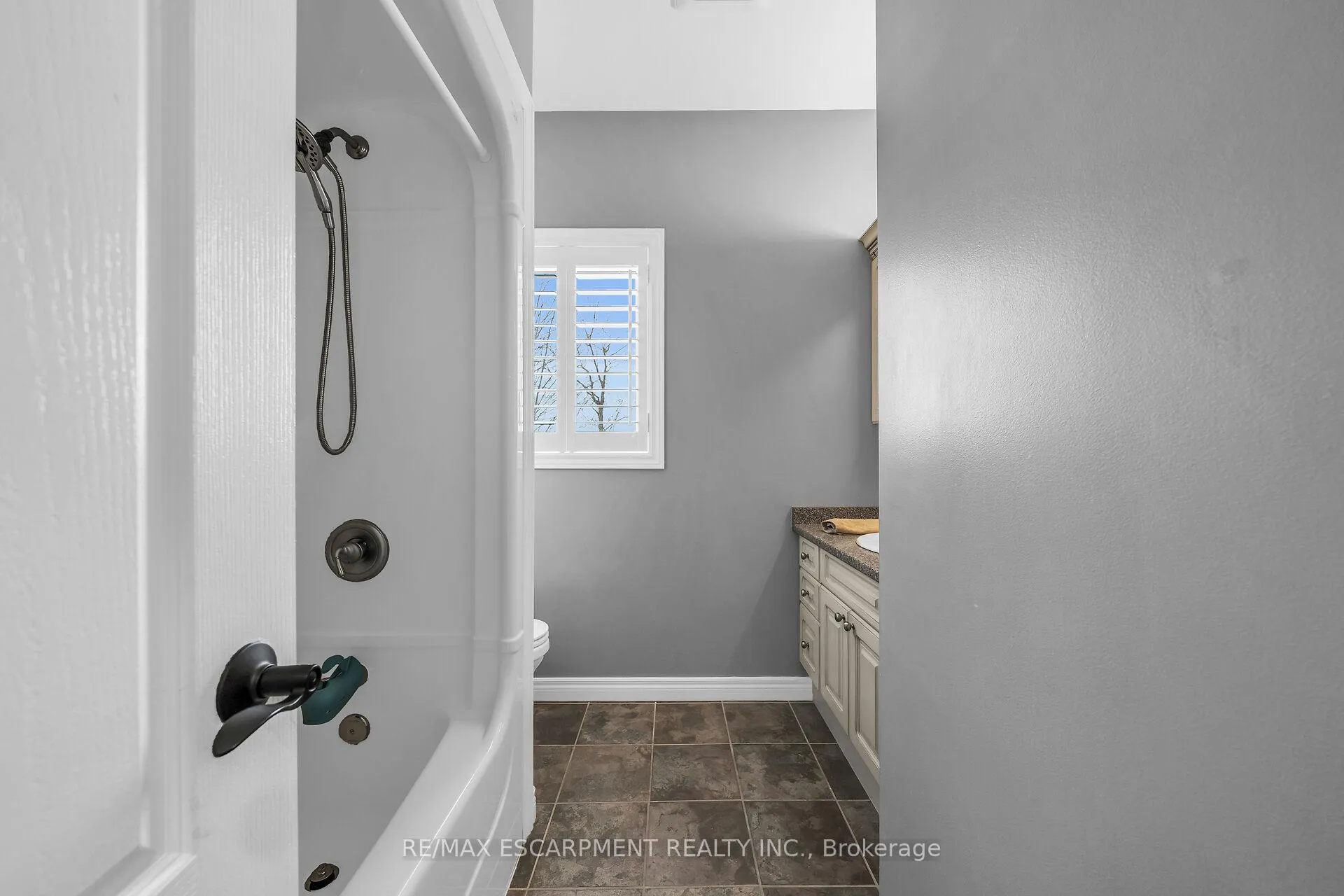 Photo 14 of 92 Celtic Drive, Haldimand — HOMEH