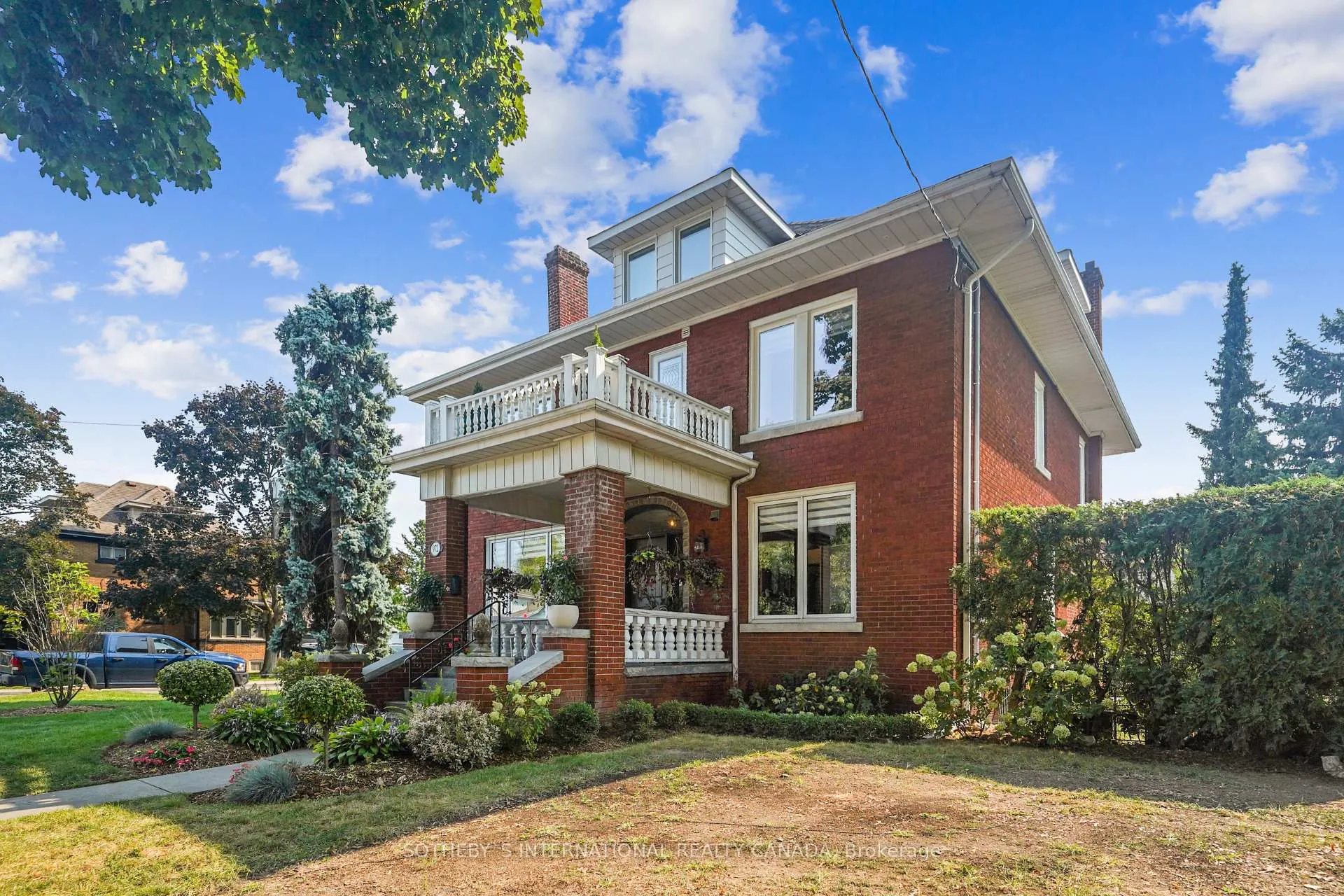 Photo 2 of 972 Montclair Avenue, Hamilton, Delta — HOMEH