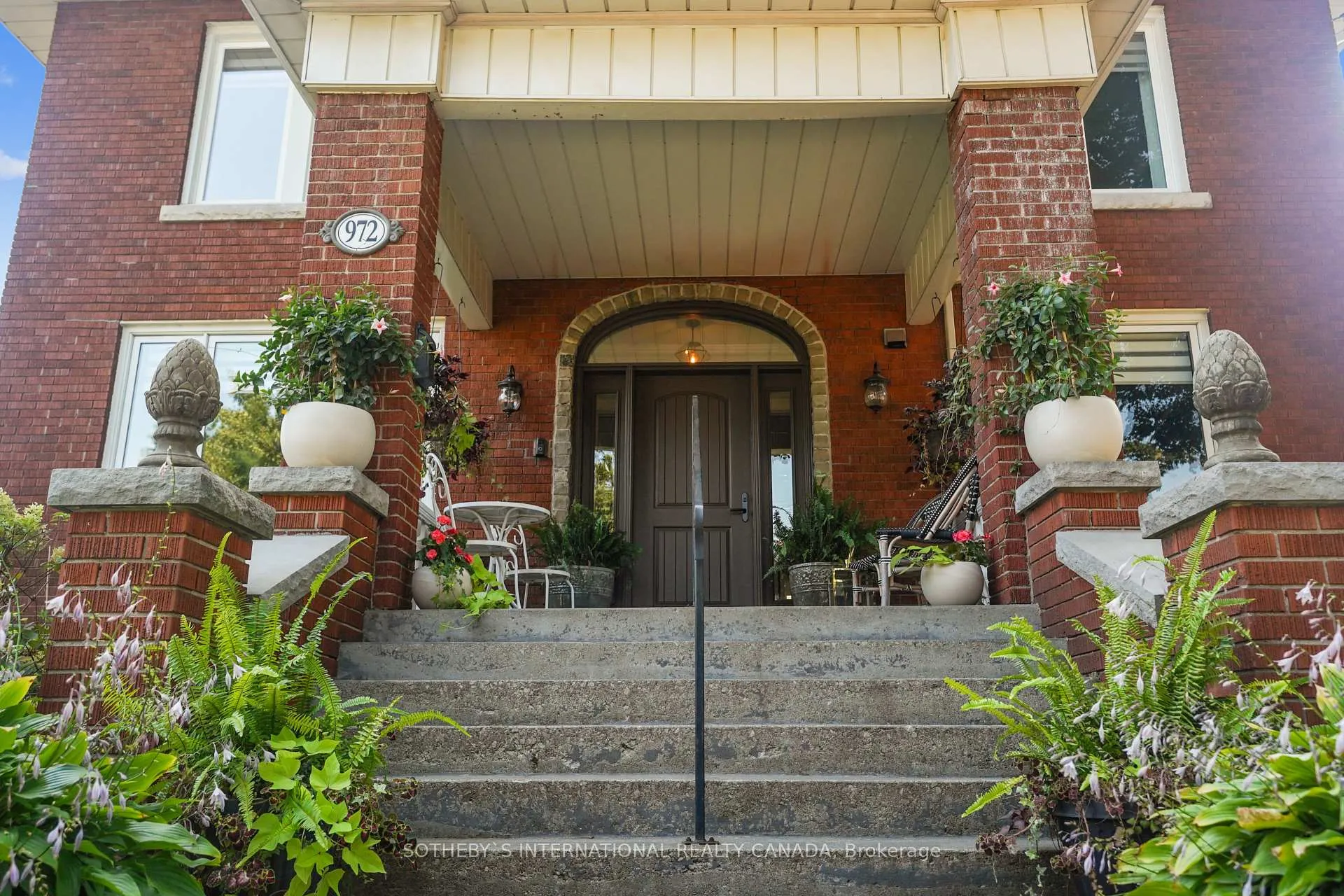 Photo 3 of 972 Montclair Avenue, Hamilton, Delta — HOMEH