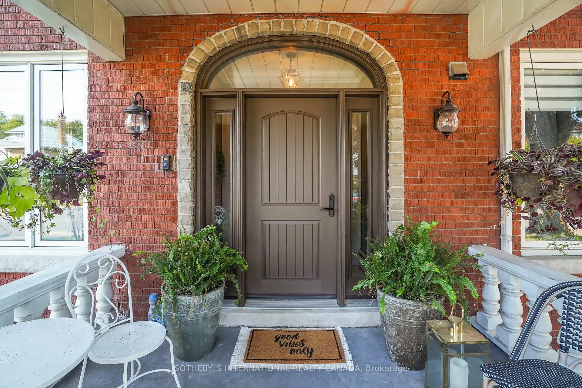 Photo 4 of 972 Montclair Avenue, Hamilton, Delta — HOMEH