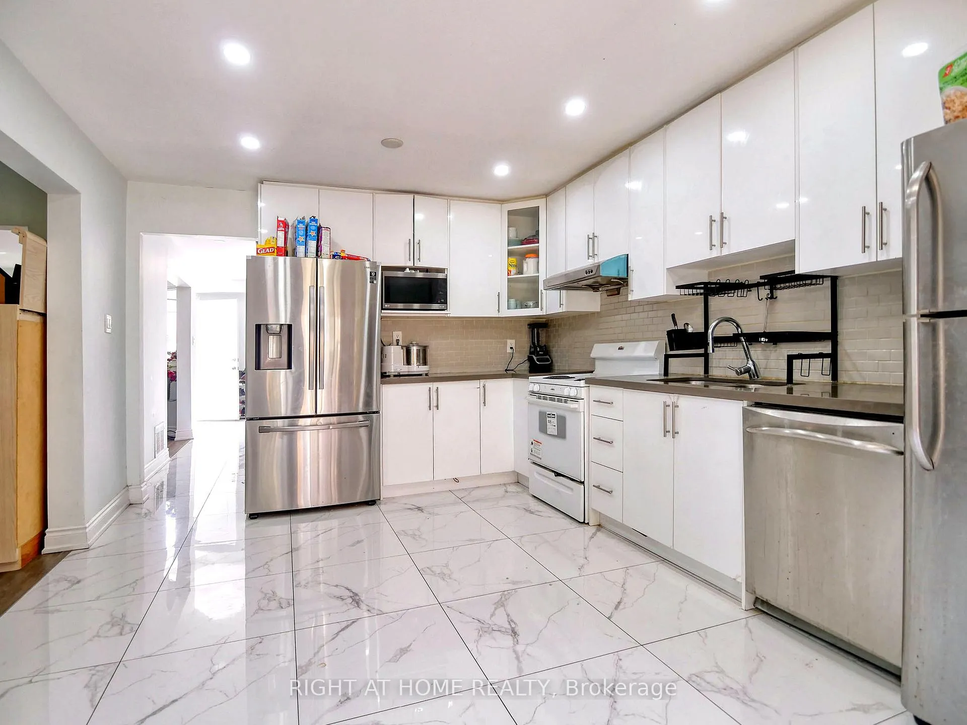 Photo 3 of 79 Fieldnest Crescent, Whitby, Rolling Acres — HOMEH