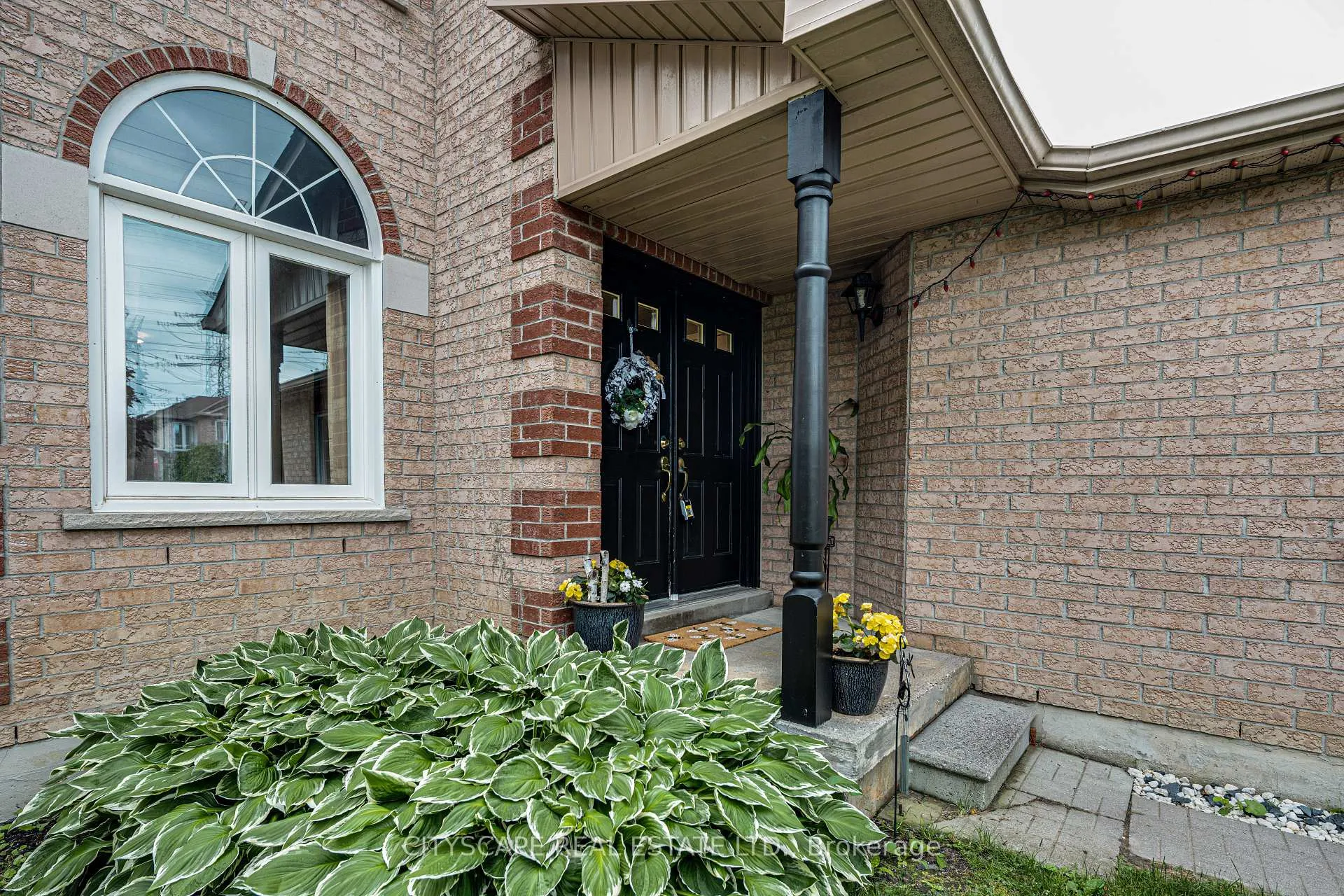 Photo 4 of 1113 Gossamer Drive, Pickering, Liverpool — HOMEH