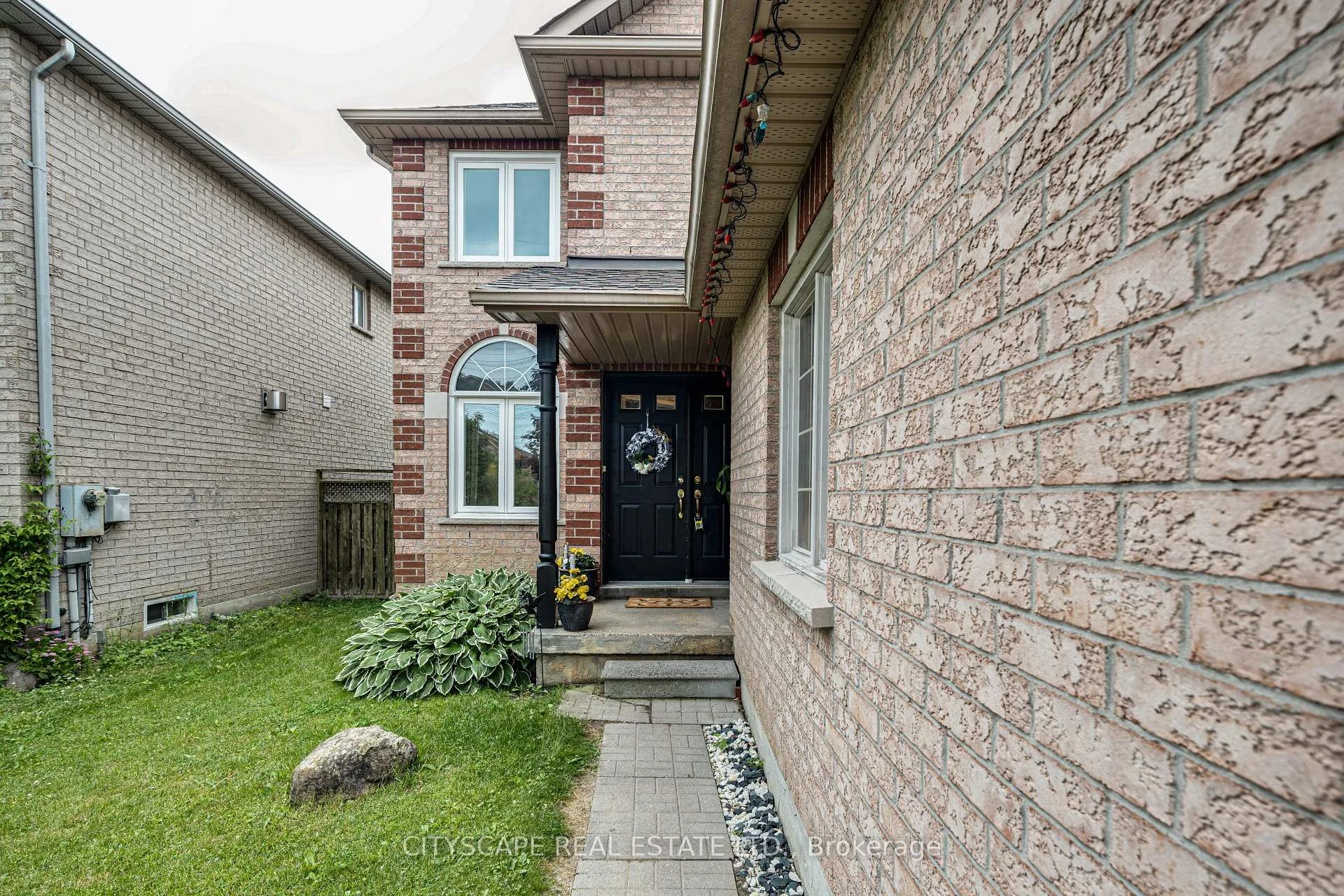 Photo 5 of 1113 Gossamer Drive, Pickering, Liverpool — HOMEH