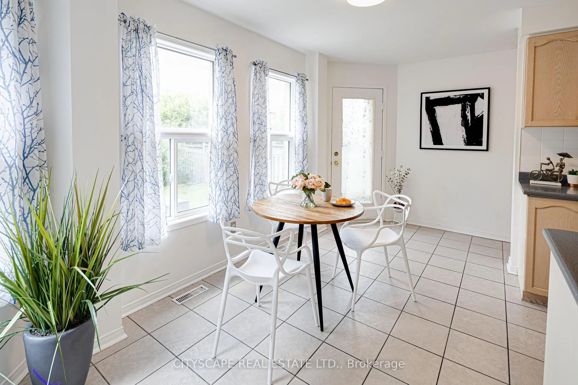 Photo 10 of 1113 Gossamer Drive, Pickering, Liverpool — HOMEH