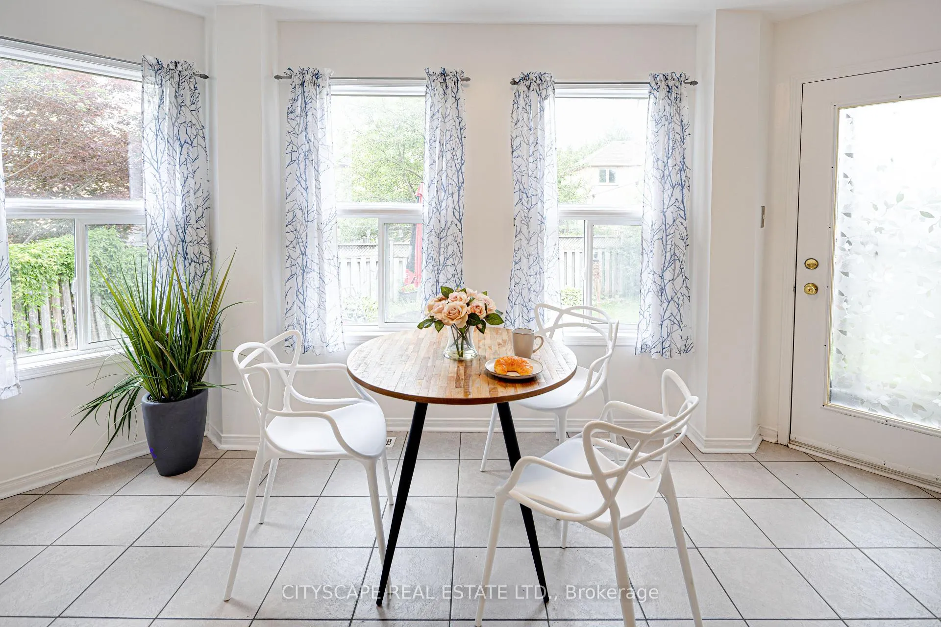 Photo 11 of 1113 Gossamer Drive, Pickering, Liverpool — HOMEH