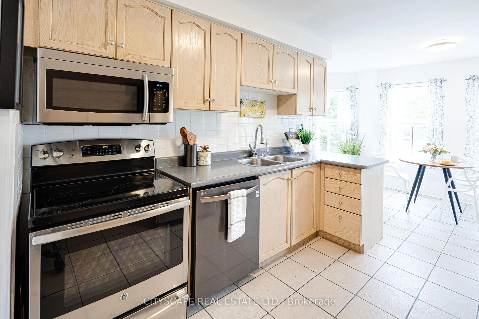 Photo 16 of 1113 Gossamer Drive, Pickering, Liverpool — HOMEH