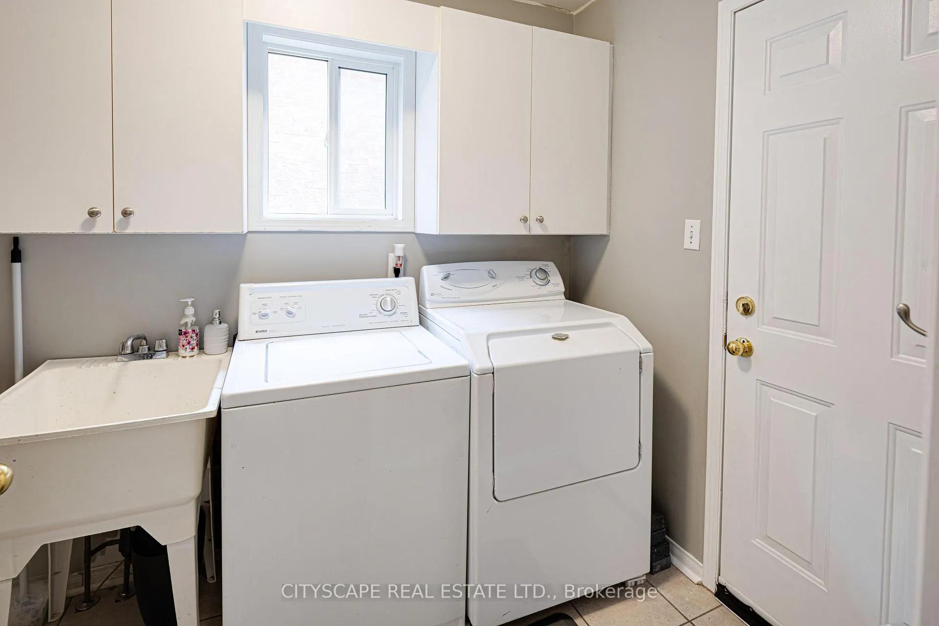 Photo 23 of 1113 Gossamer Drive, Pickering, Liverpool — HOMEH