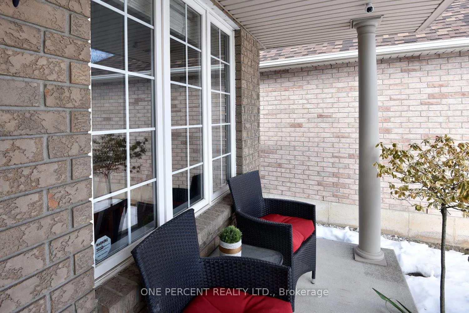 Photo 2 of 552 Southridge Drive, Hamilton, Mountview — HOMEH