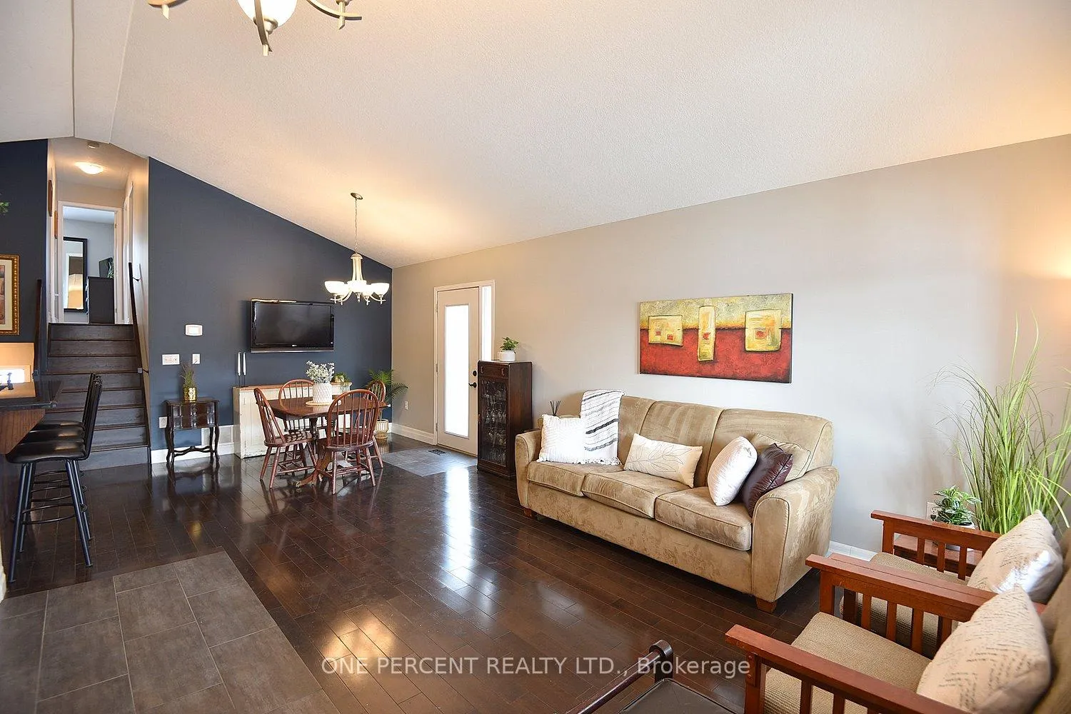 Photo 3 of 552 Southridge Drive, Hamilton, Mountview — HOMEH