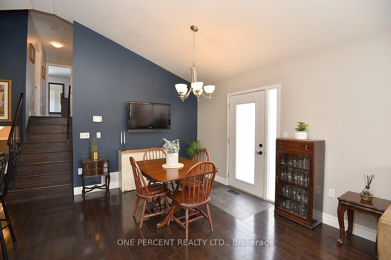 Photo 8 of 552 Southridge Drive, Hamilton, Mountview — HOMEH