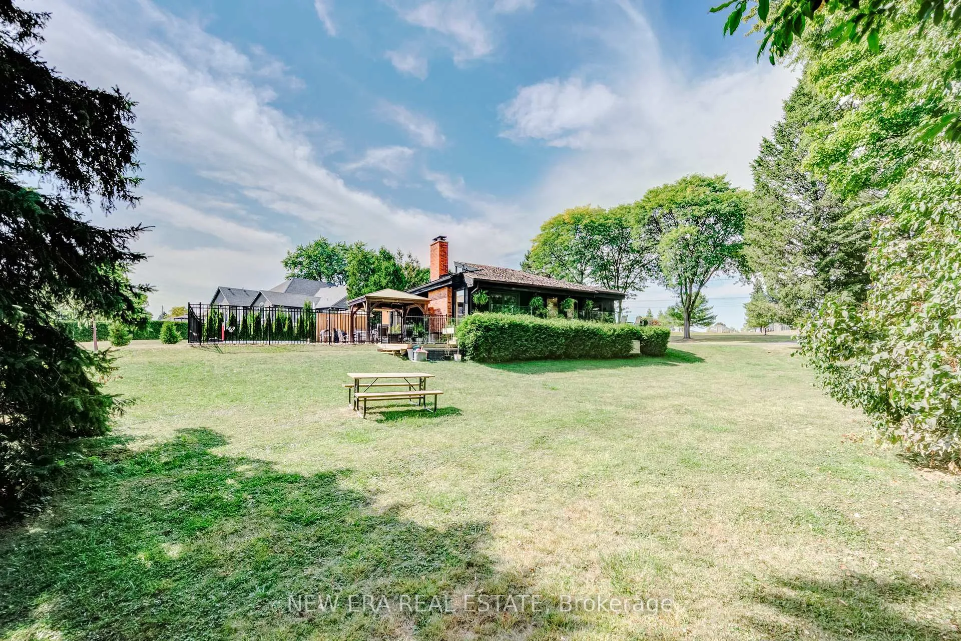 Photo 3 of 380 Parkside Drive, Hamilton, Waterdown — HOMEH