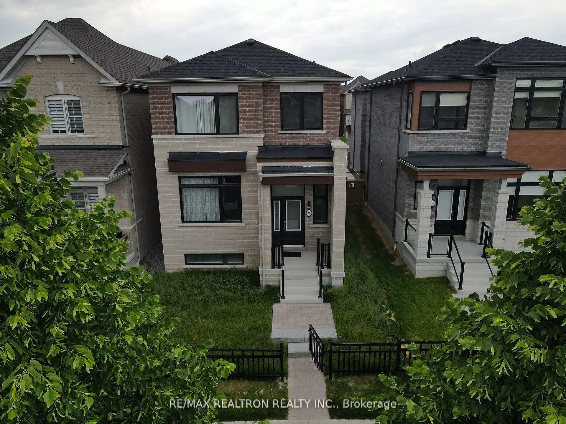 Photo 3 of 9 Mountainside Crescent, Whitby, Rolling Acres — HOMEH