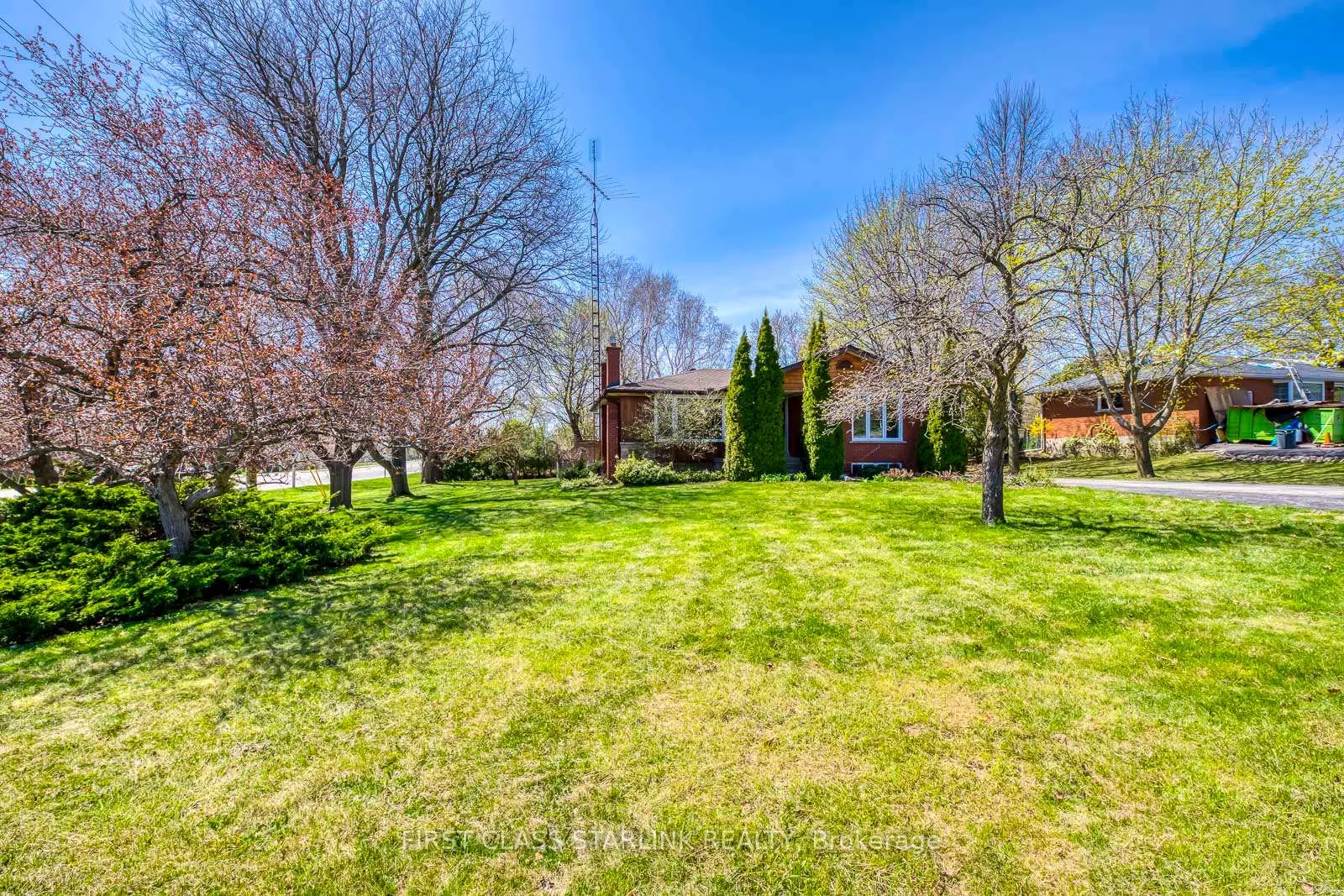Photo 2 of 57 Mcdonald Court, Hamilton, Waterdown — HOMEH