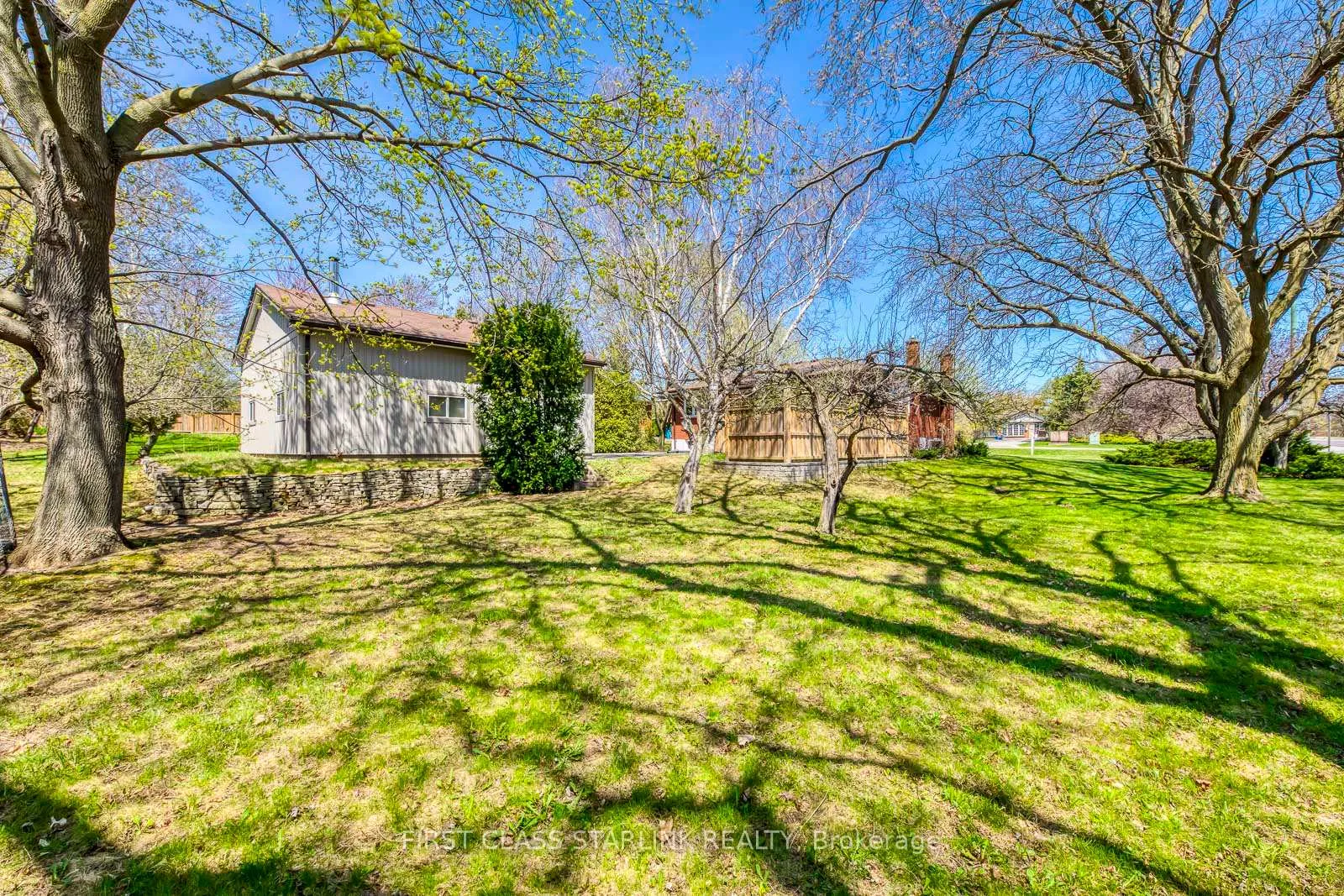 Photo 3 of 57 Mcdonald Court, Hamilton, Waterdown — HOMEH