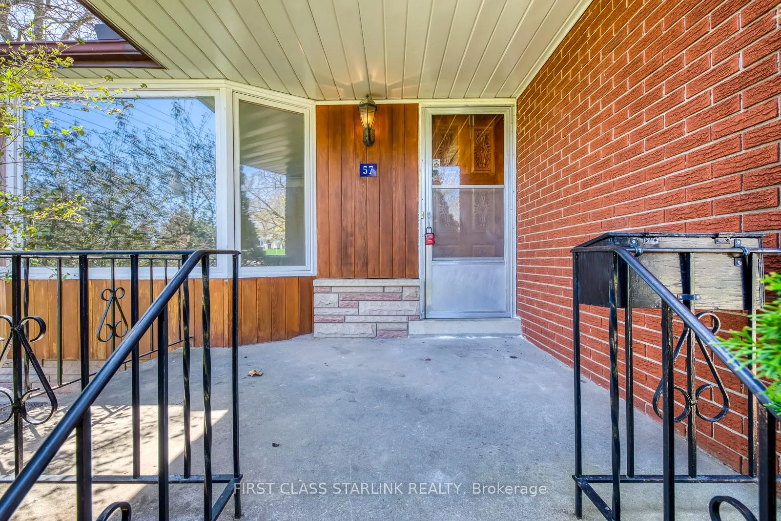 Photo 4 of 57 Mcdonald Court, Hamilton, Waterdown — HOMEH