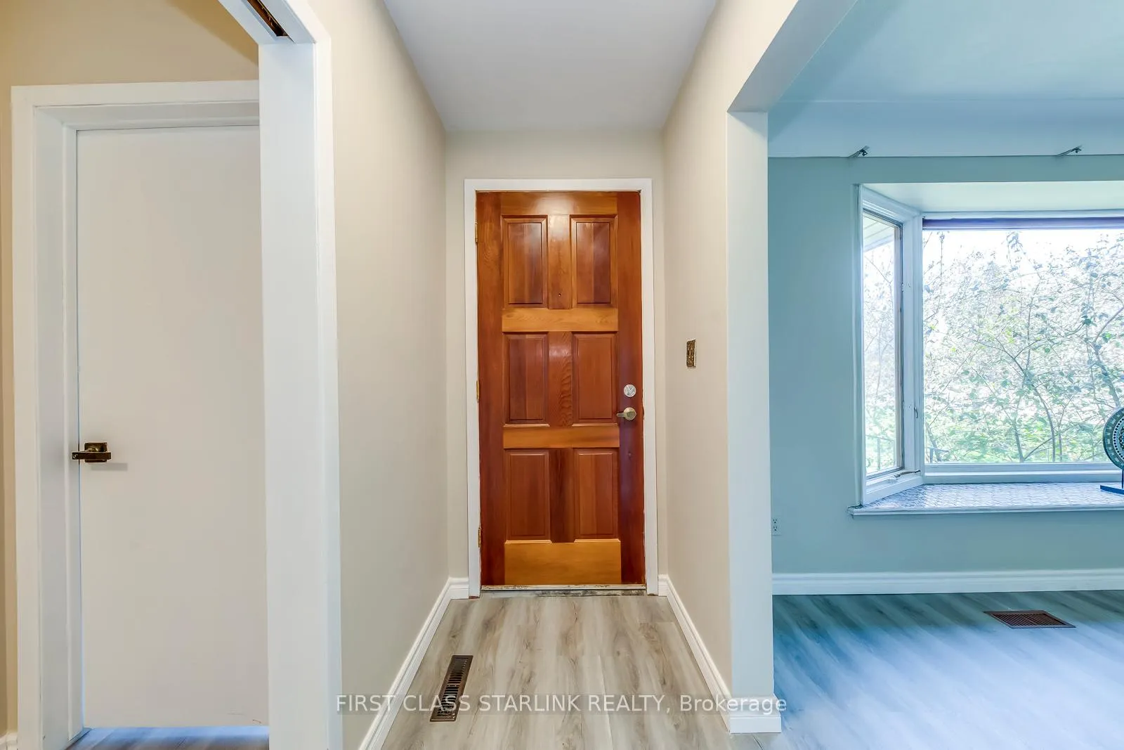 Photo 5 of 57 Mcdonald Court, Hamilton, Waterdown — HOMEH