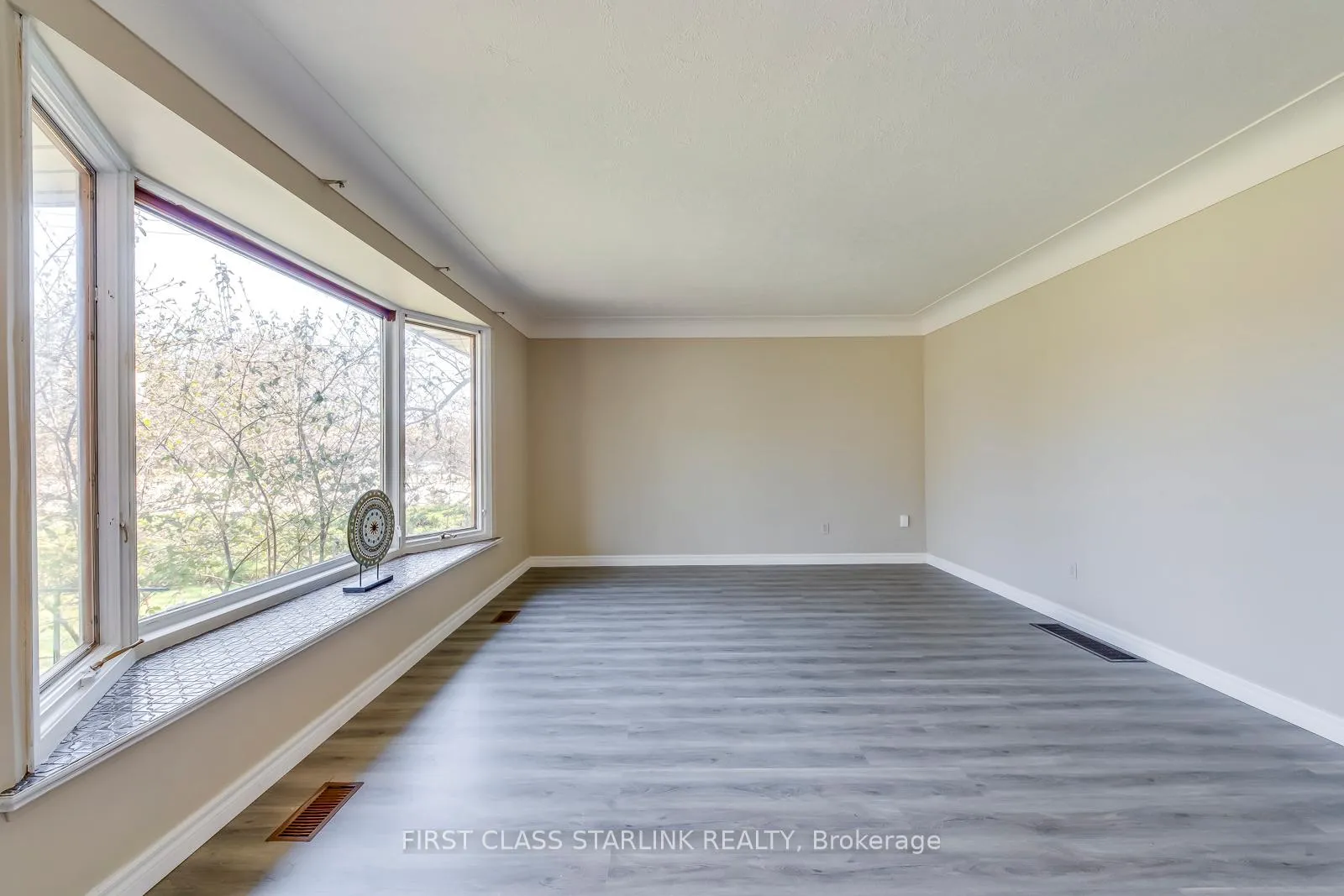 Photo 6 of 57 Mcdonald Court, Hamilton, Waterdown — HOMEH